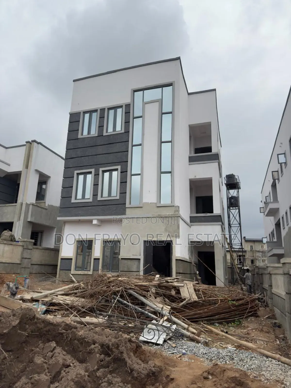 9bdrm Block of Flats in Kolapo Ishola Gra, Akobo for sale