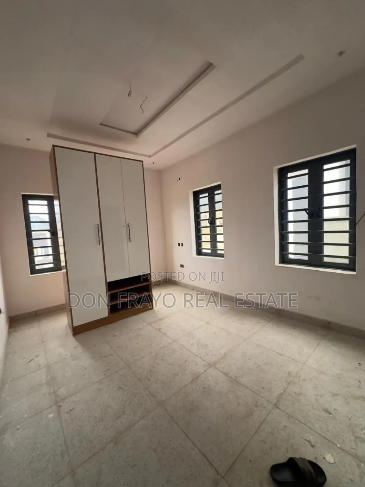 9bdrm Block of Flats in Kolapo Ishola Gra, Akobo for sale
