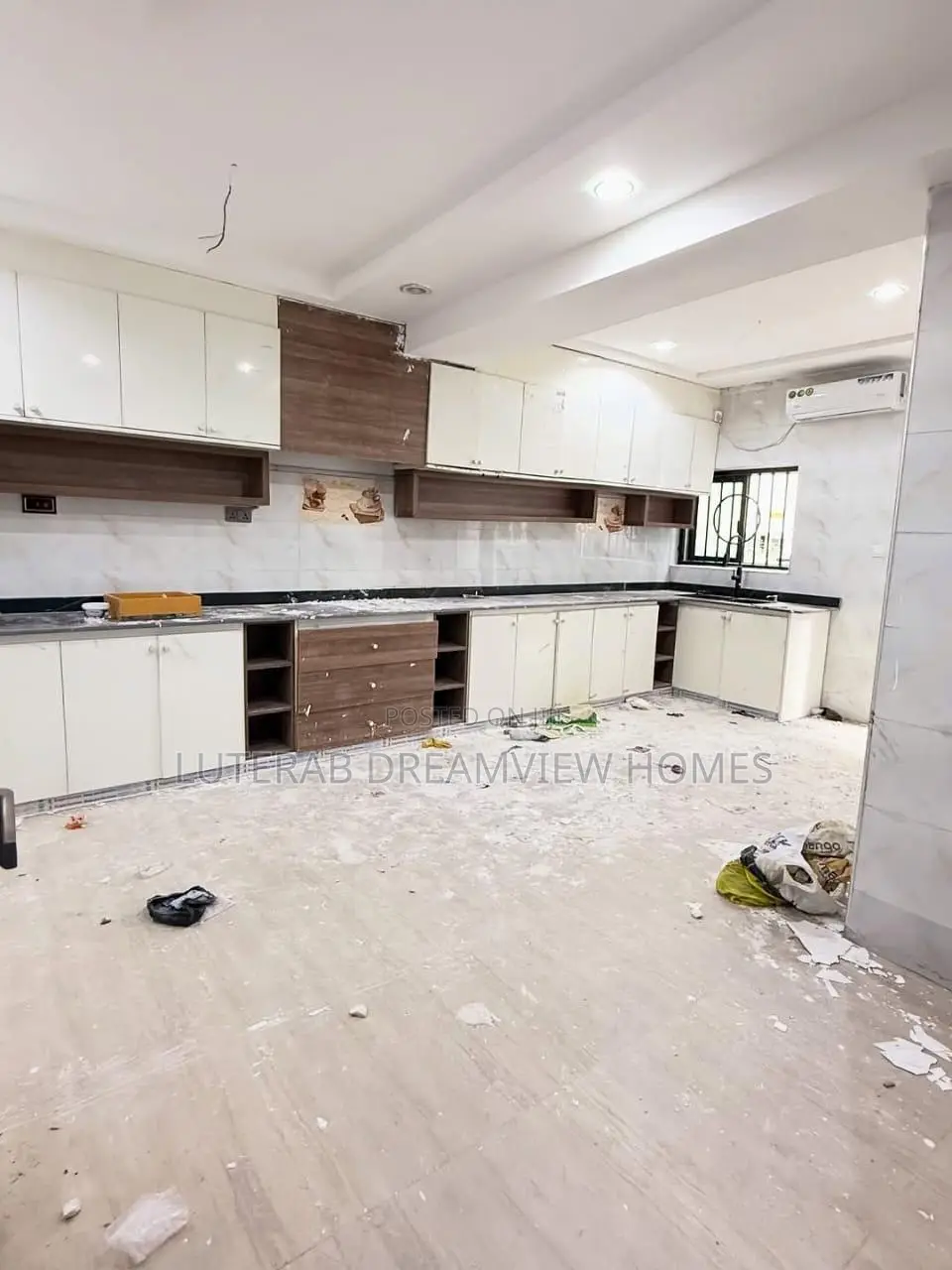 4bdrm Townhouse / Terrace in Fully Tarred Road, Jabi for rent
