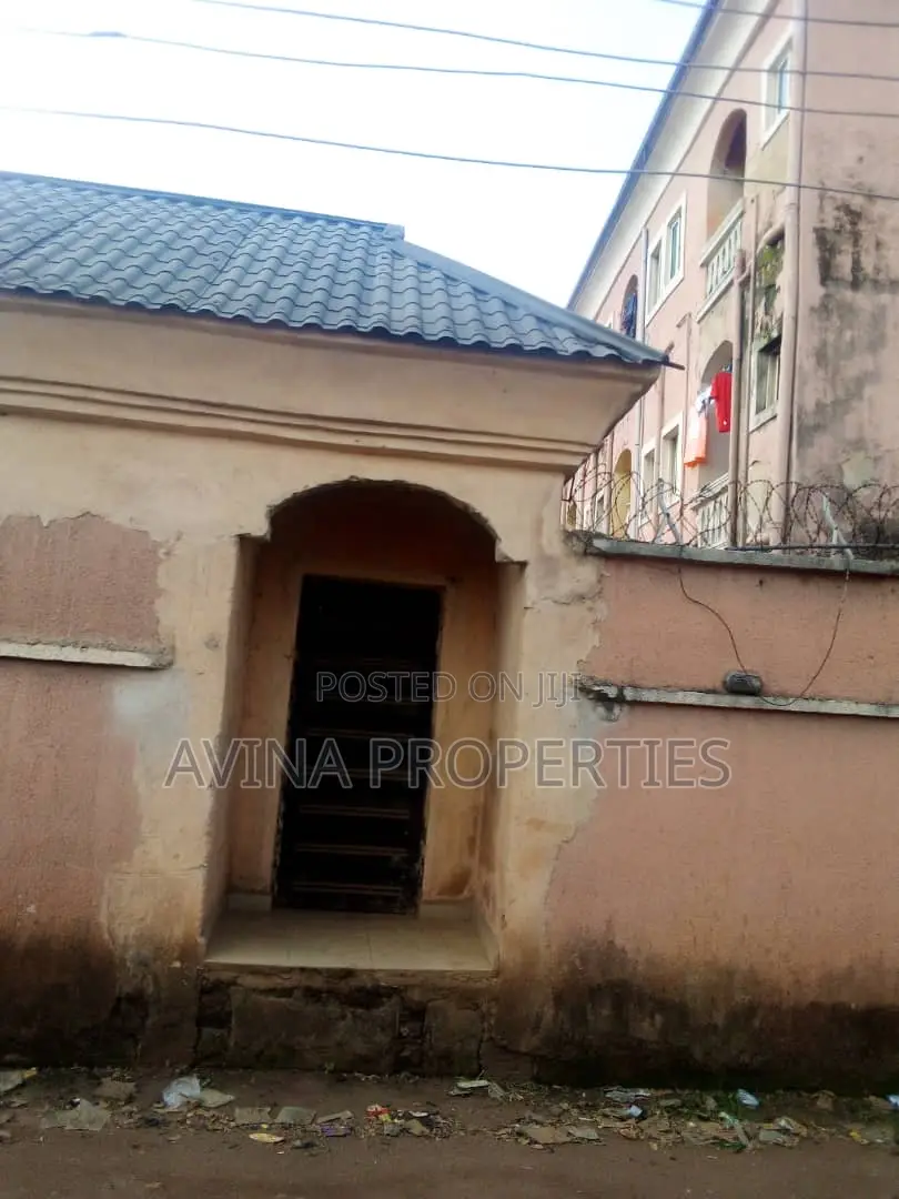 30 Rooms All en-Suite With Extra One Plot on It for Sale in Owerri