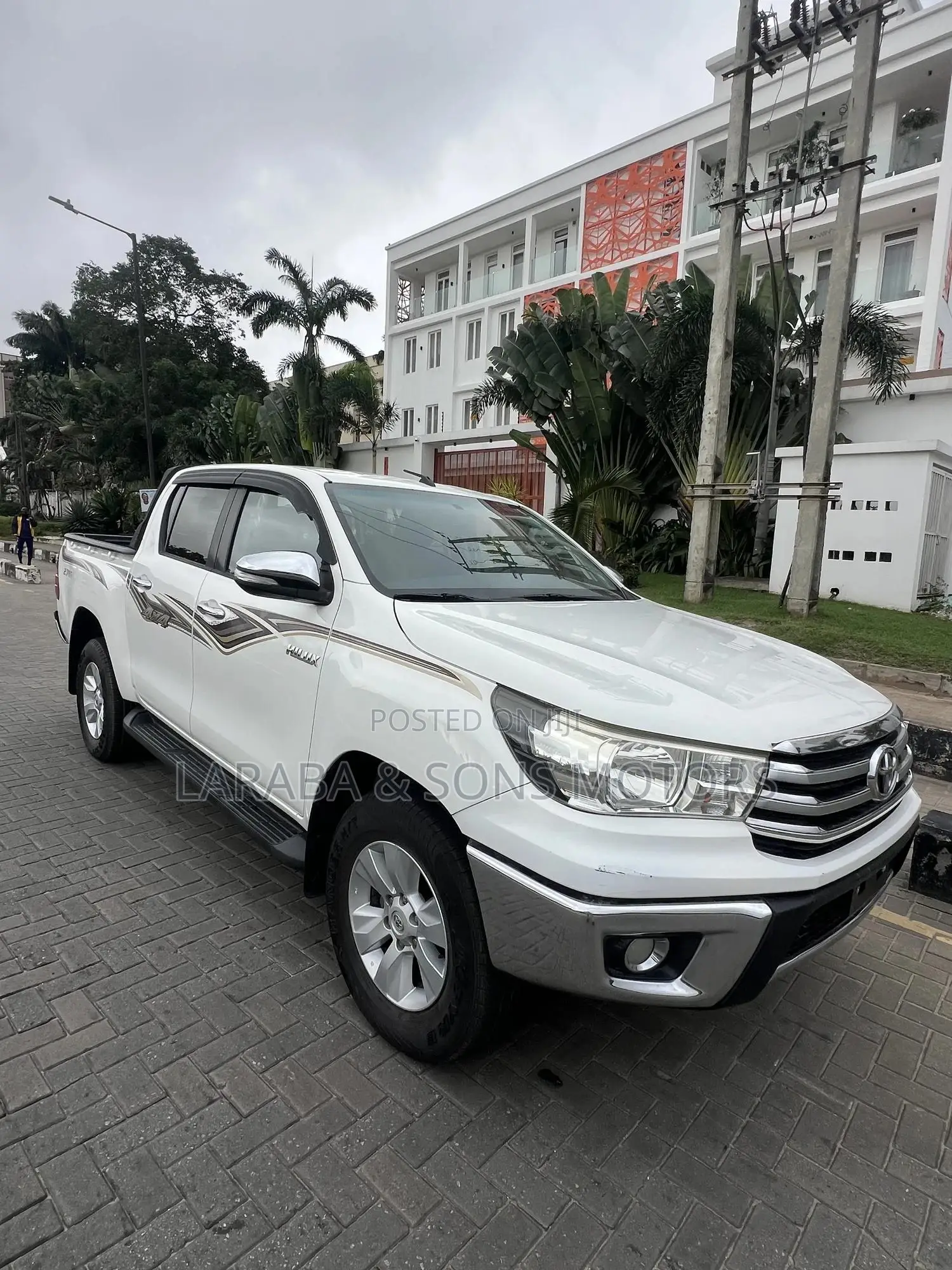 Toyota Hilux SR 4x4 2017 White