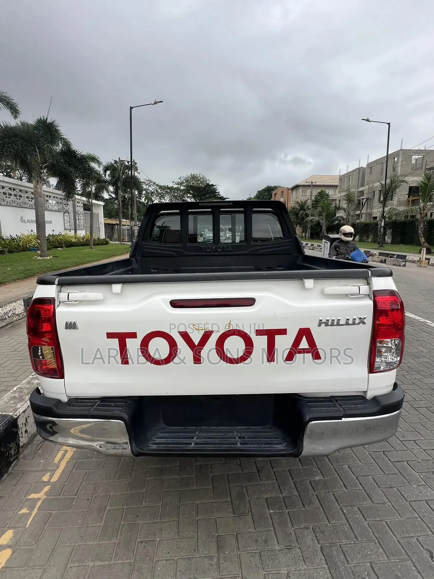 Toyota Hilux SR 4x4 2017 White