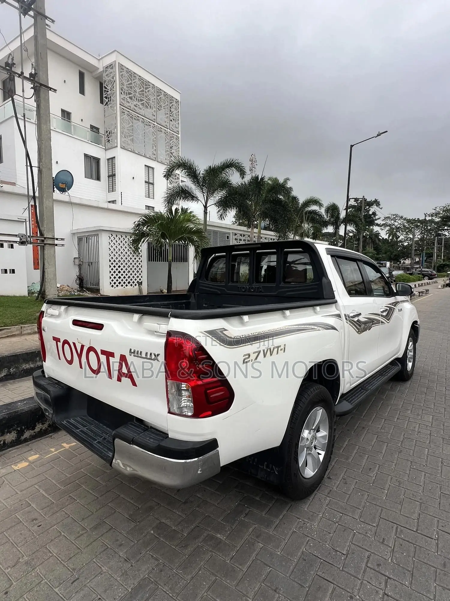 Toyota Hilux SR 4x4 2017 White