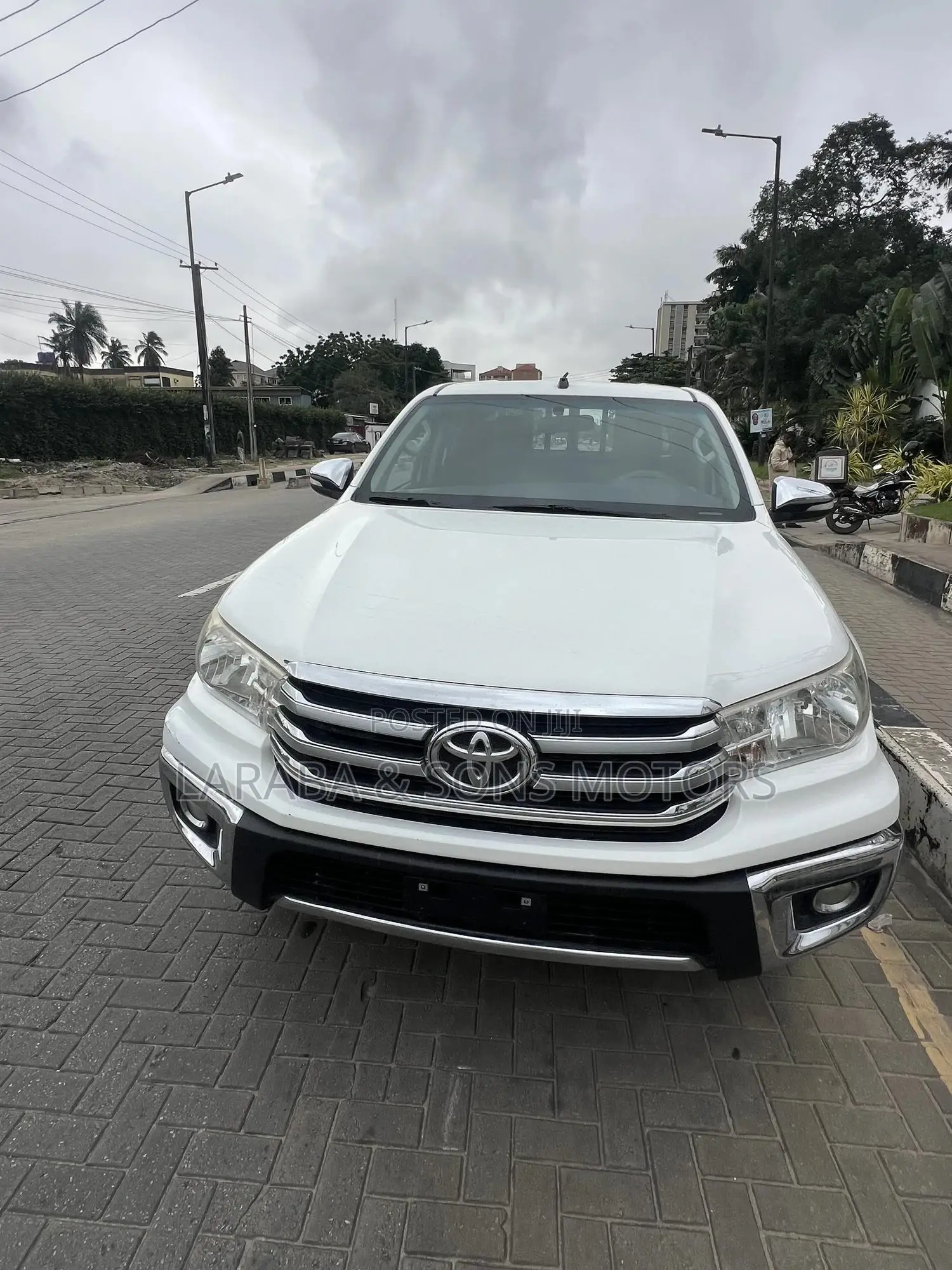 Toyota Hilux SR 4x4 2017 White
