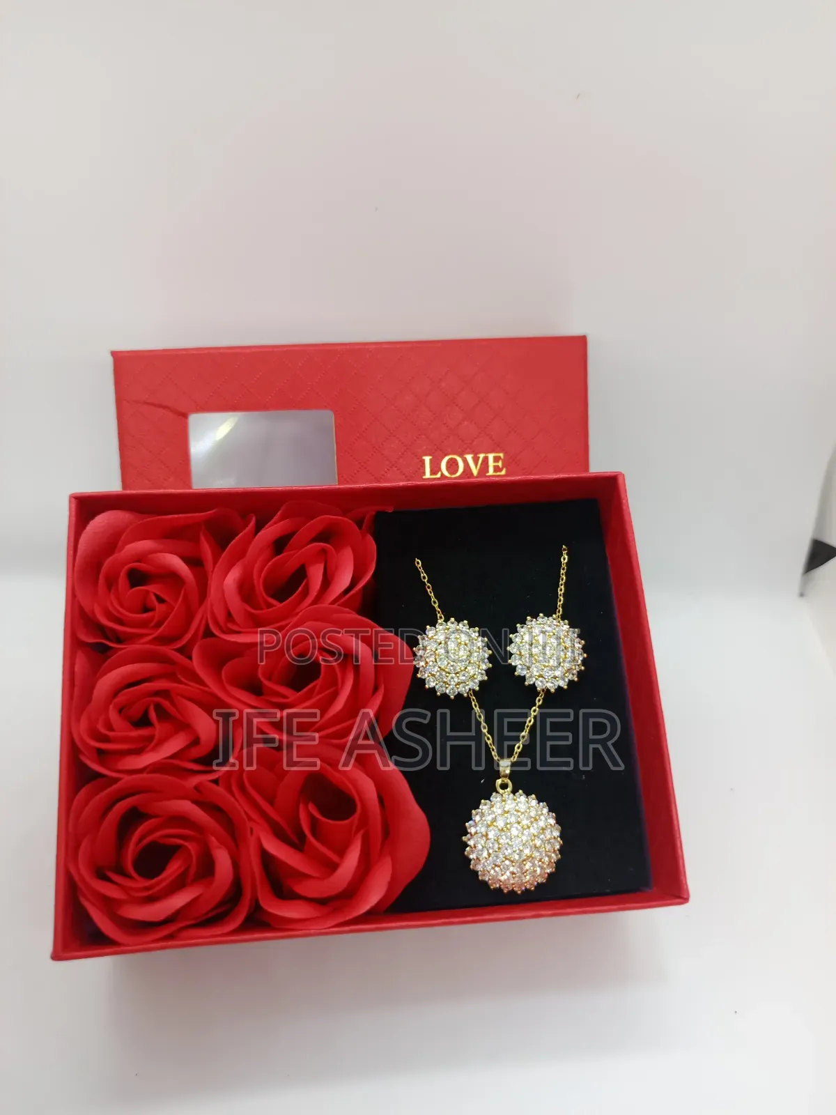 Queen Set Of Gold Jewelry