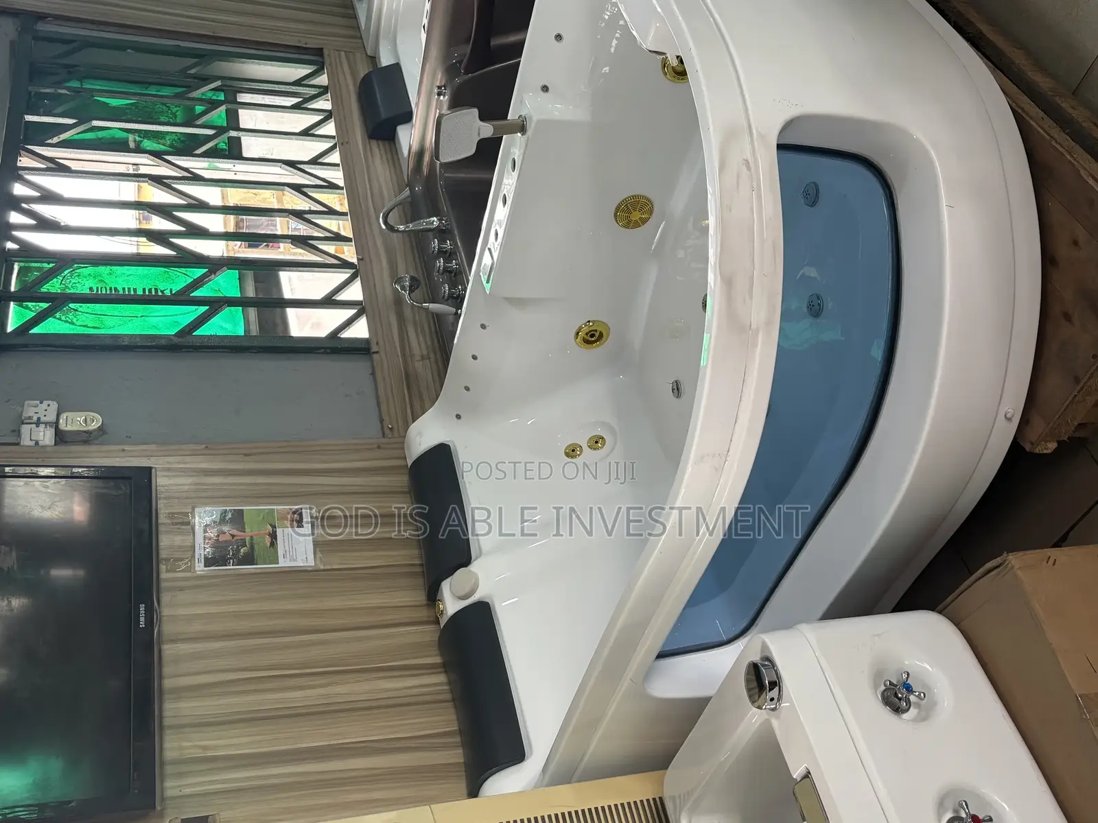 Executive White Jacuzzi