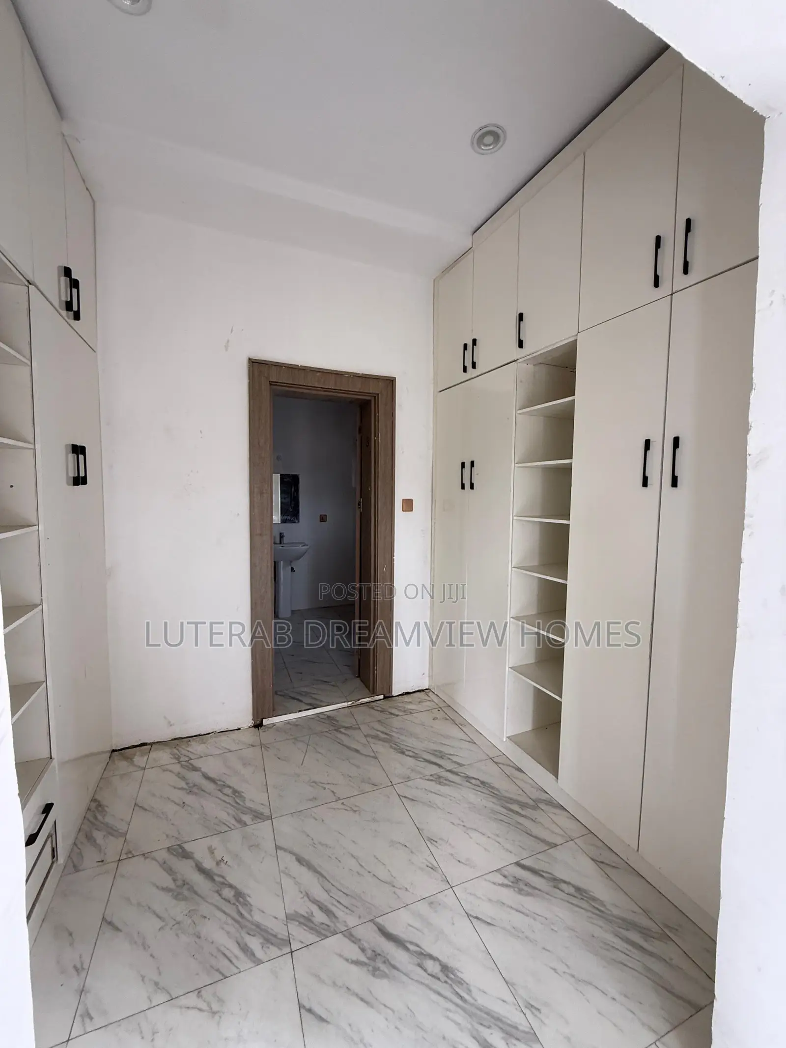 4bdrm Townhouse/Terrace in Guzape for sale