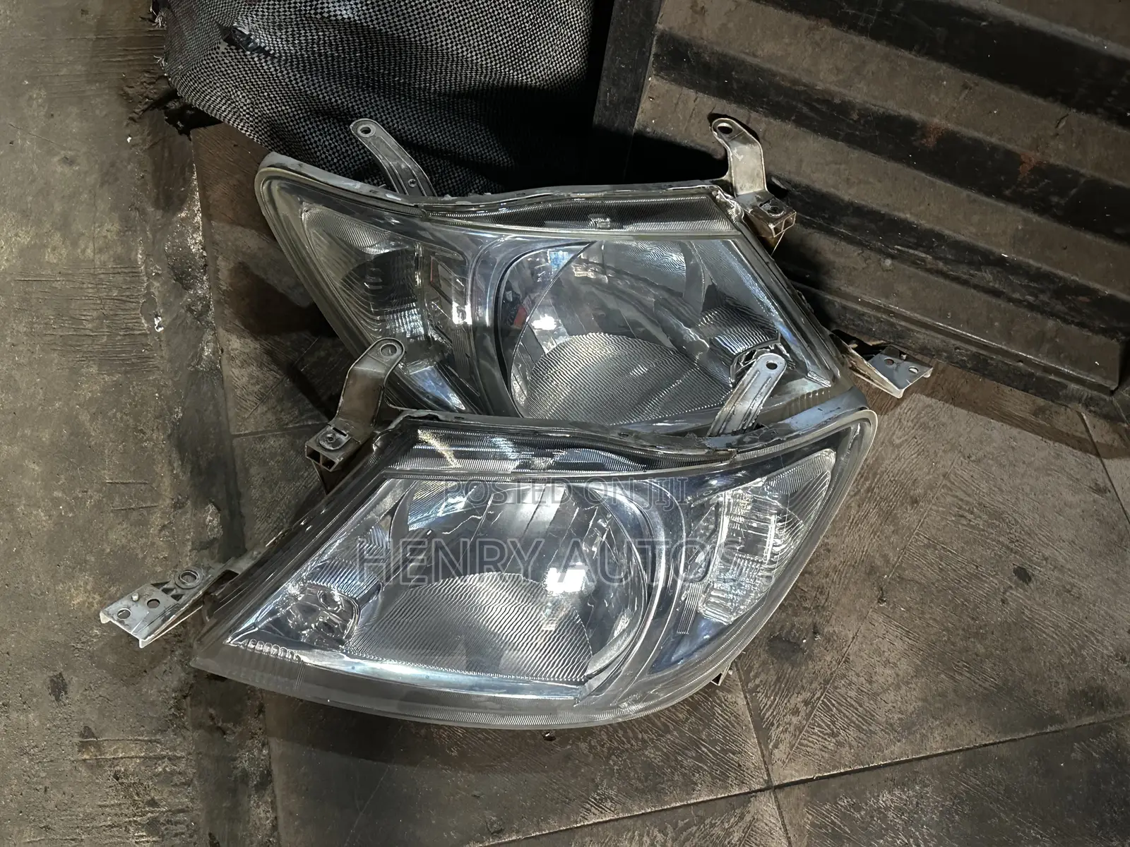 Set Headlamp Hilux 2007