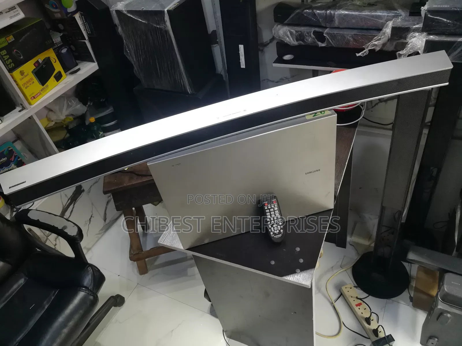 Samsung Soundbar Hw-J6001
300w 6.1ch