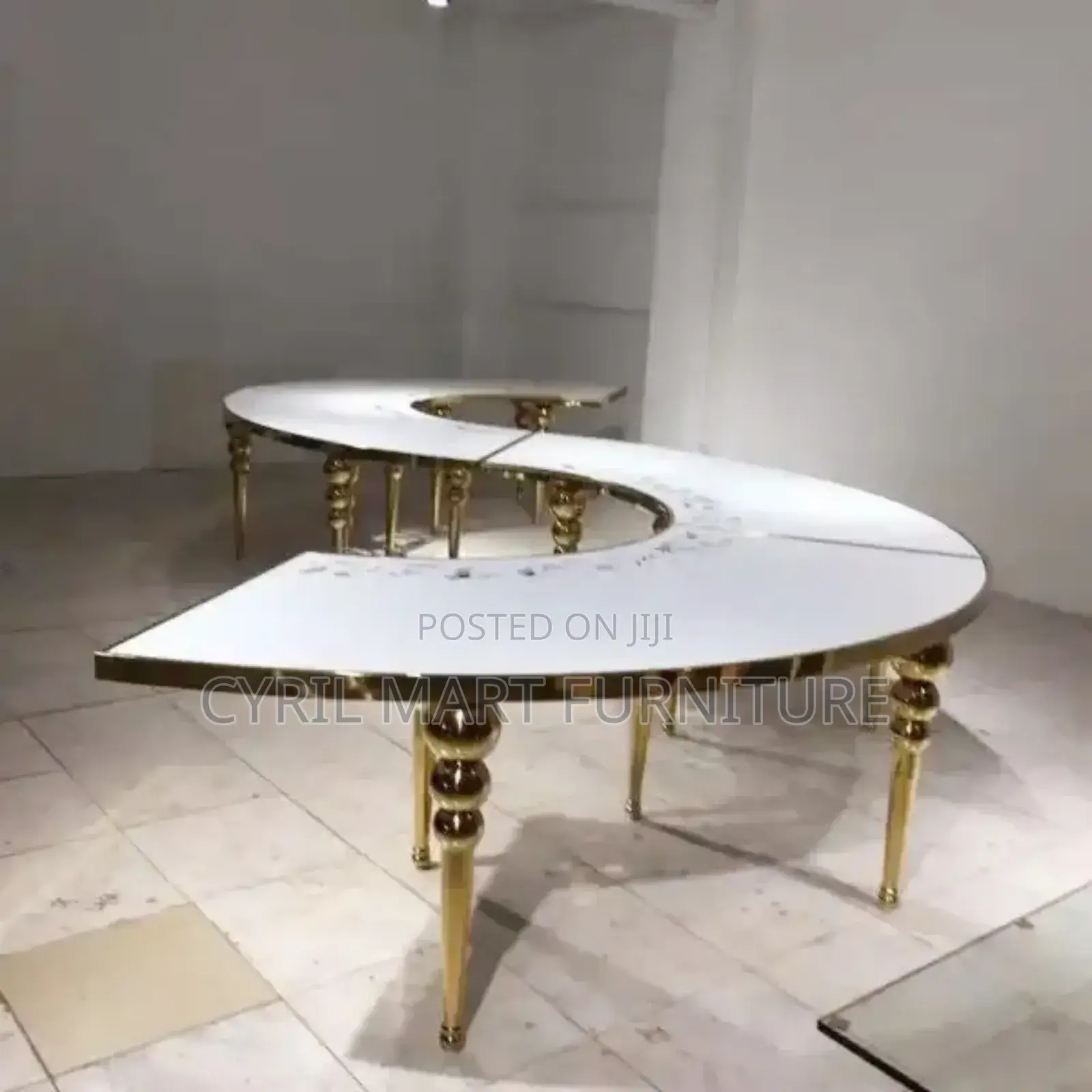 Serpentine Table Vip Gold Table
