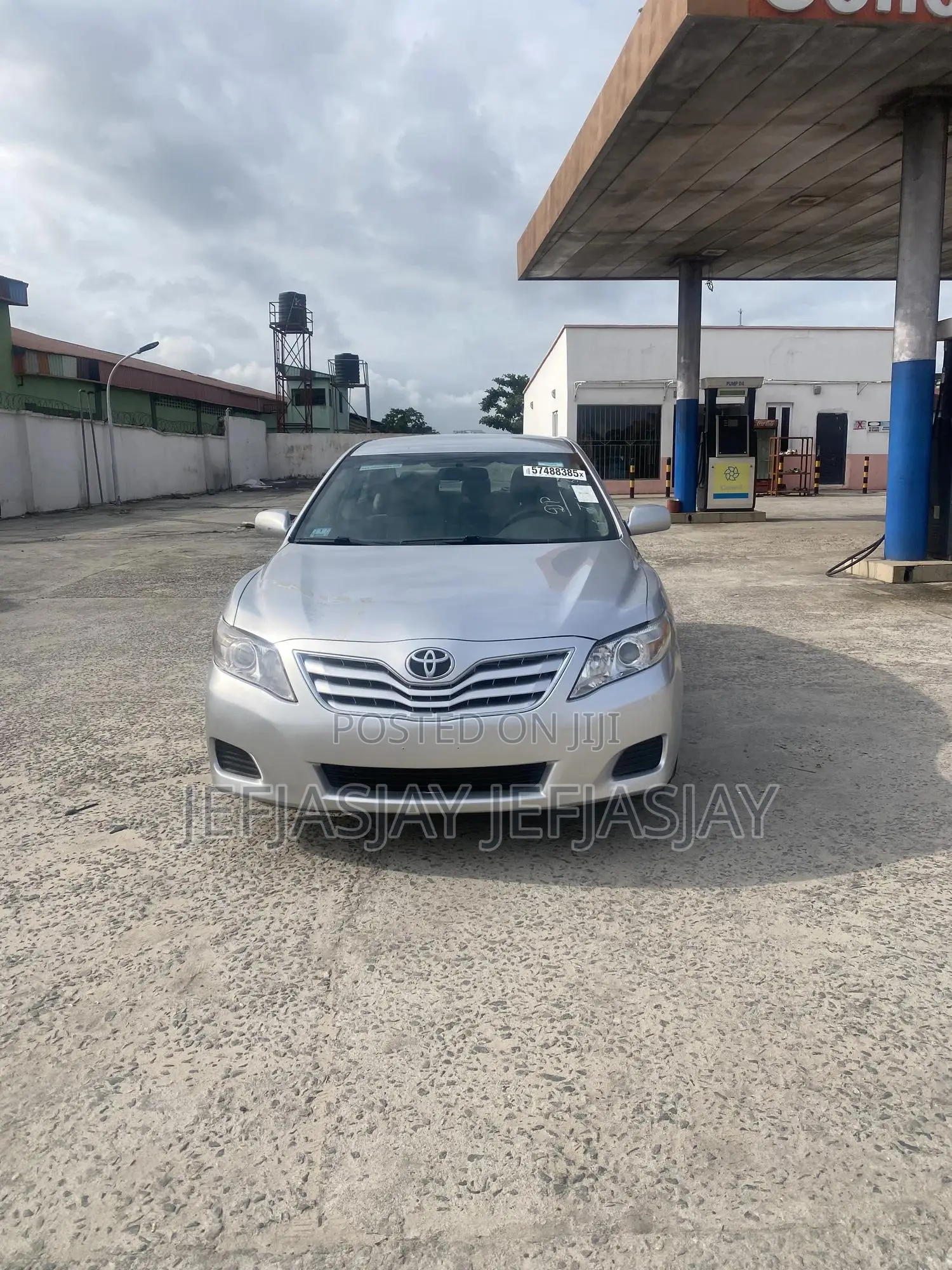 Toyota Camry LE 4dr Sedan (2.5L 4cyl 6A) 2011 Silver