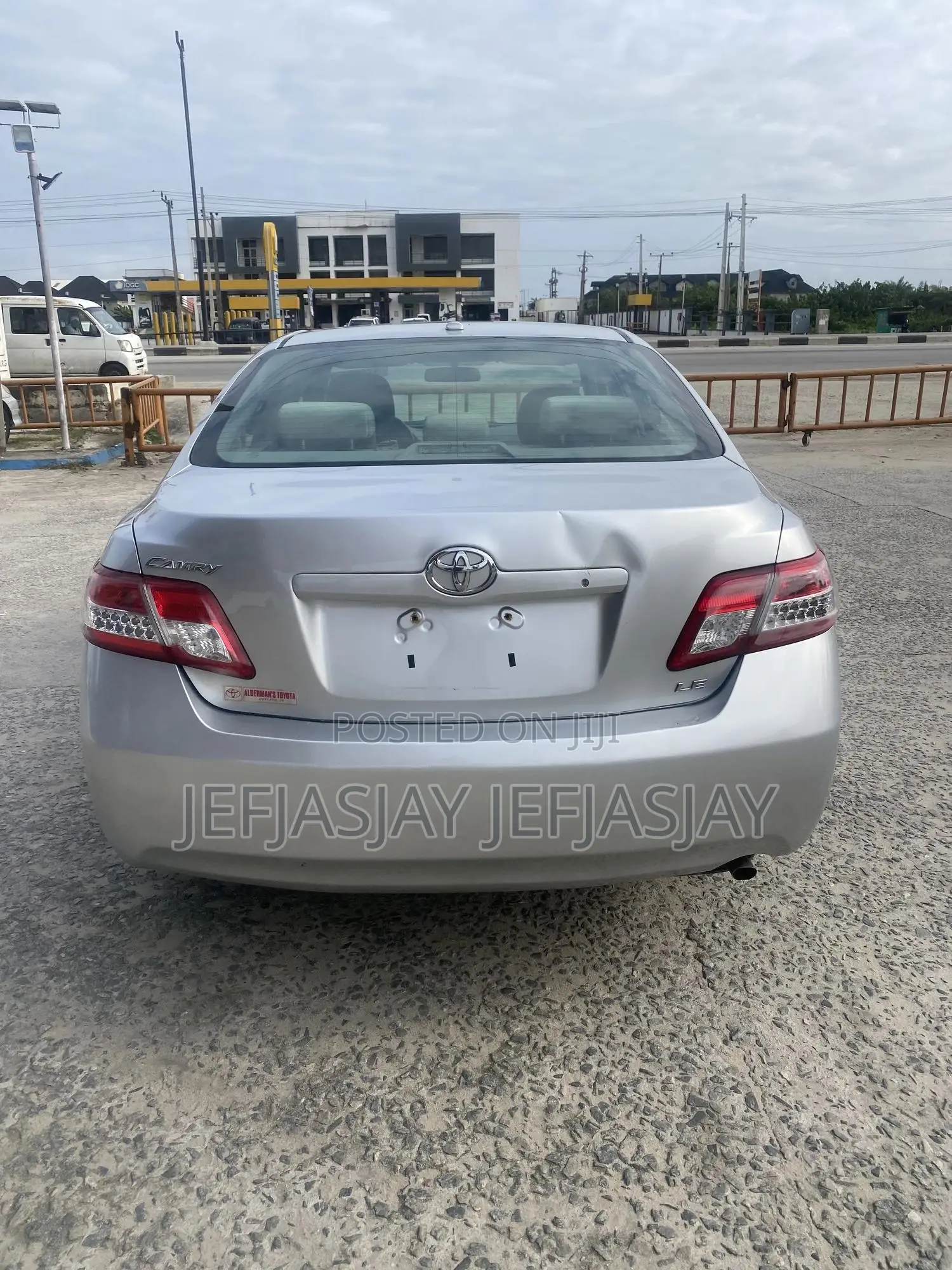 Toyota Camry LE 4dr Sedan (2.5L 4cyl 6A) 2011 Silver