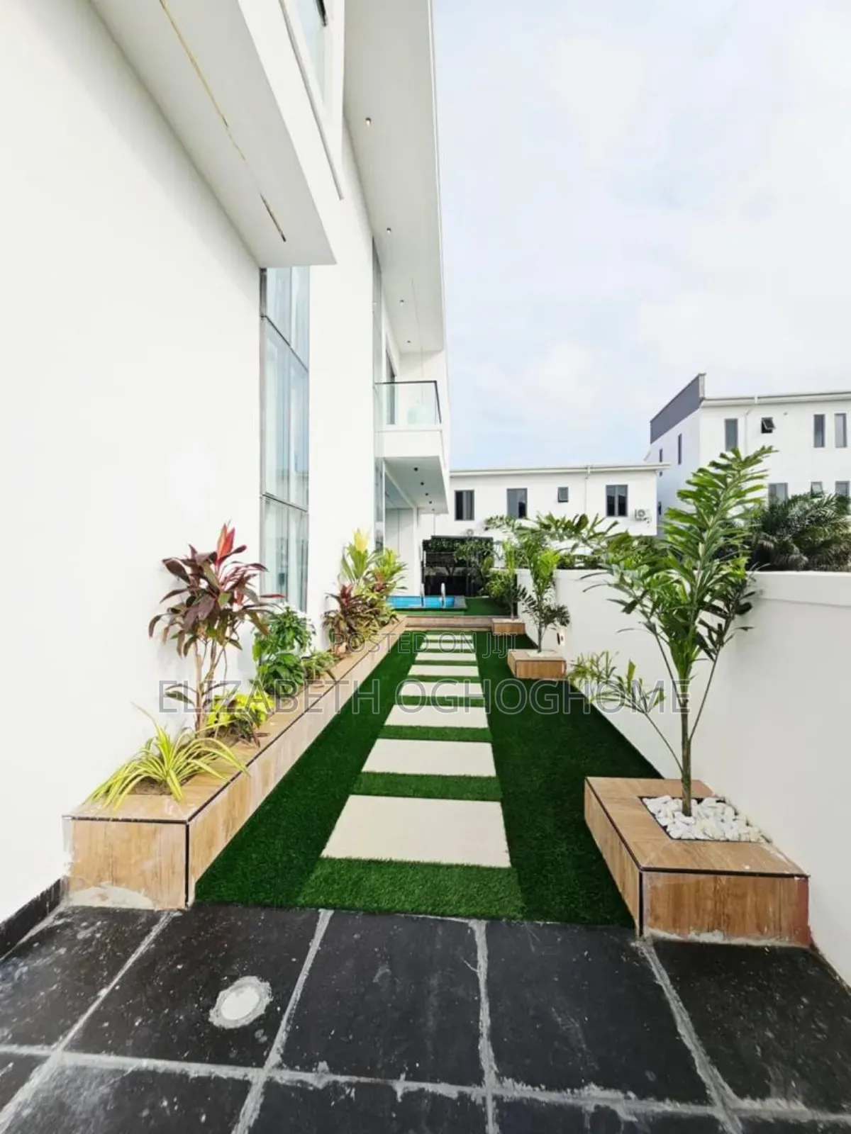 5bdrm Duplex in Osapa london for sale