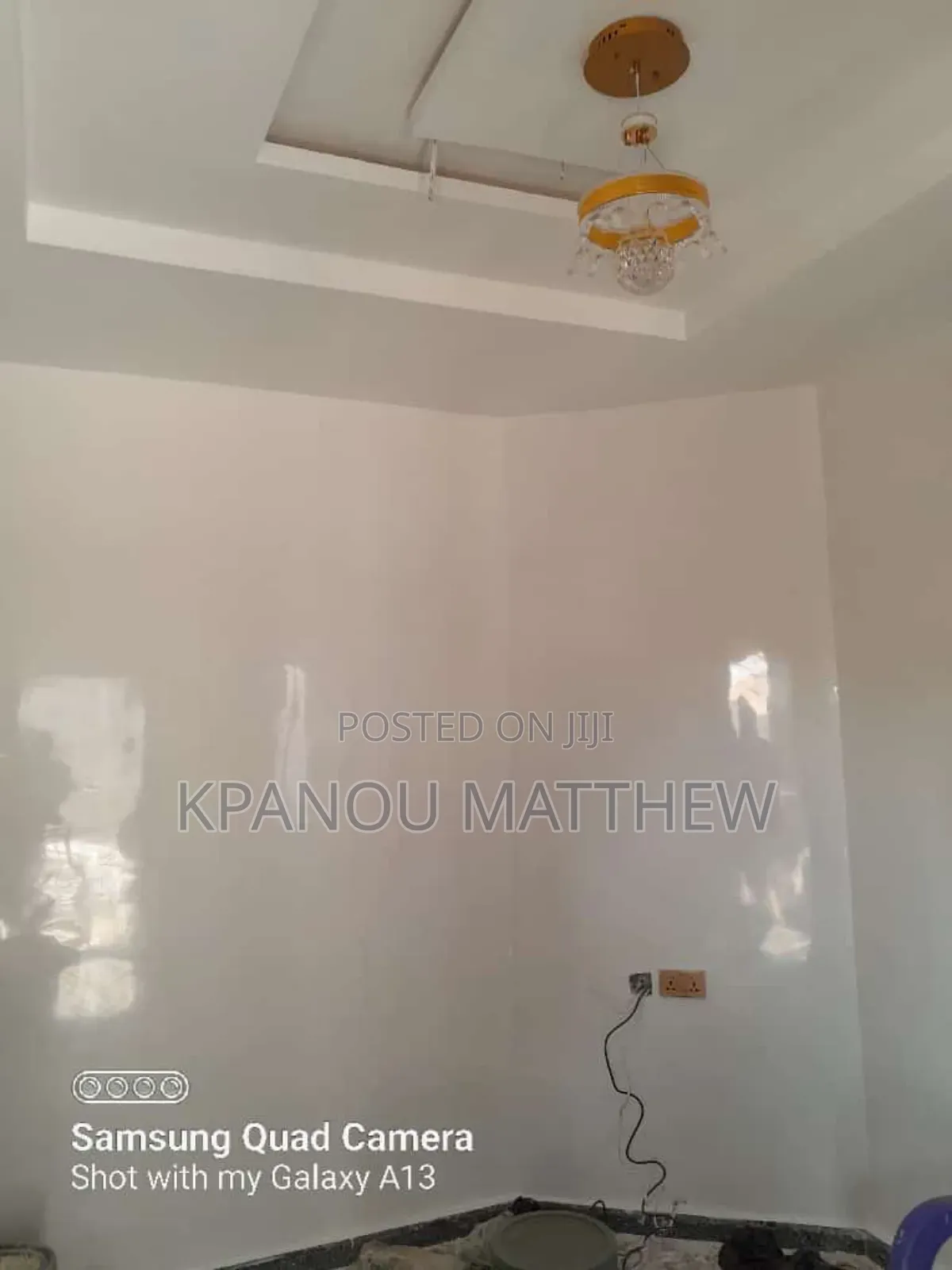 A Professional Painter. We Good Stucco Painting Screeding.
