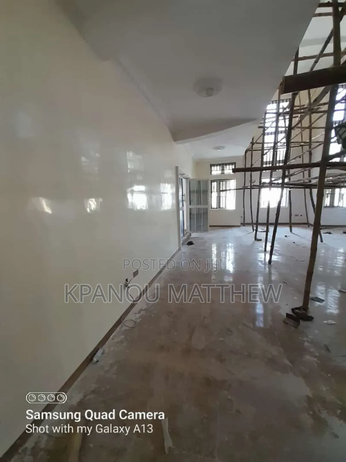 A Professional Painter. We Good Stucco Painting Screeding.