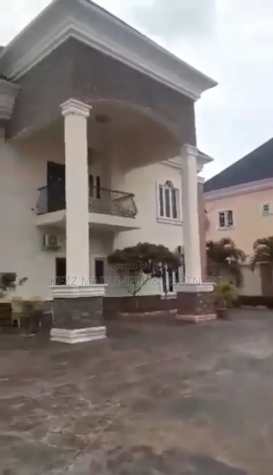 5bdrm Duplex in Inside An Estate, for sale