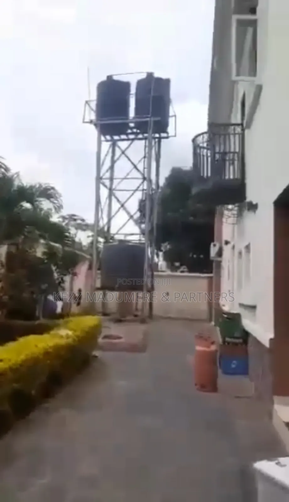 5bdrm Duplex in Inside An Estate, for sale