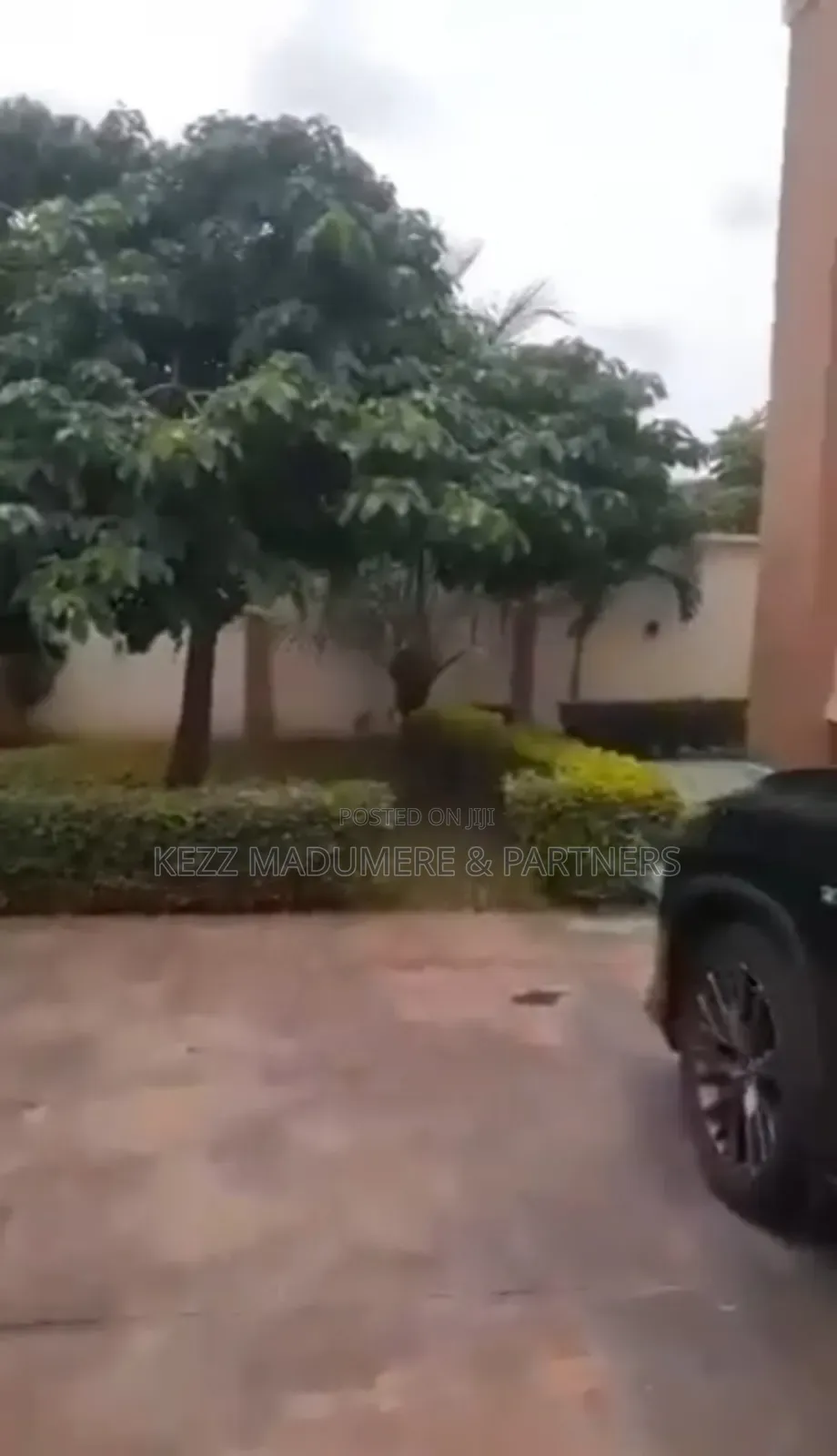 5bdrm Duplex in Inside An Estate, for sale