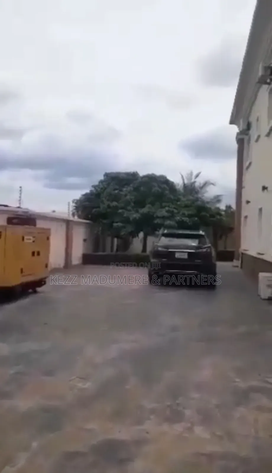 5bdrm Duplex in Inside An Estate, for sale