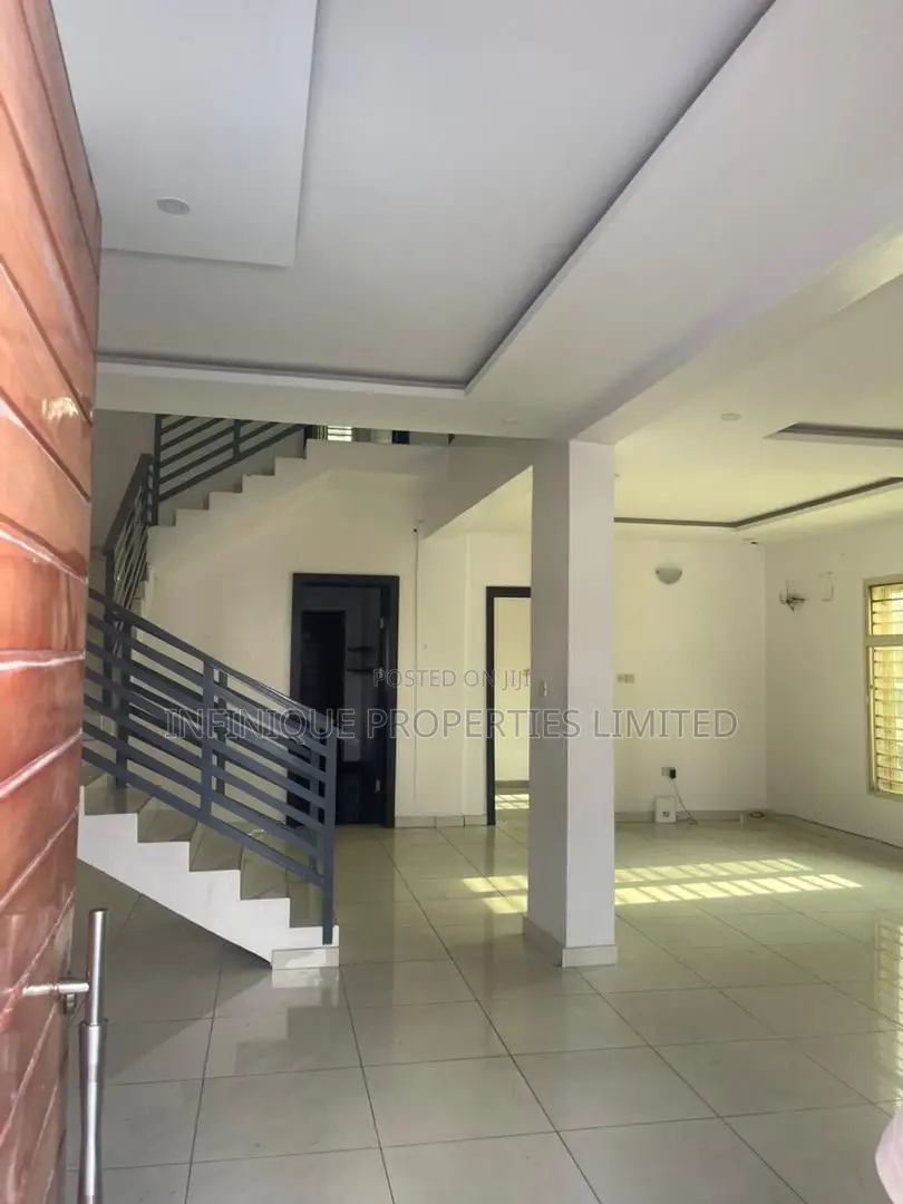 4bdrm Maisonette in Lekki for rent