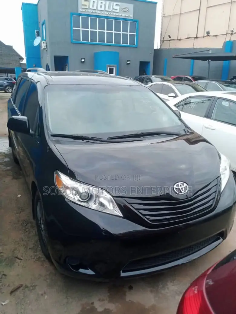Toyota Sienna LE 7 Passenger 2011 Black