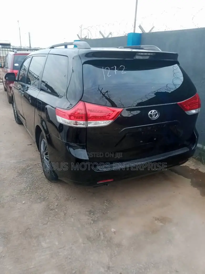 Toyota Sienna LE 7 Passenger 2011 Black