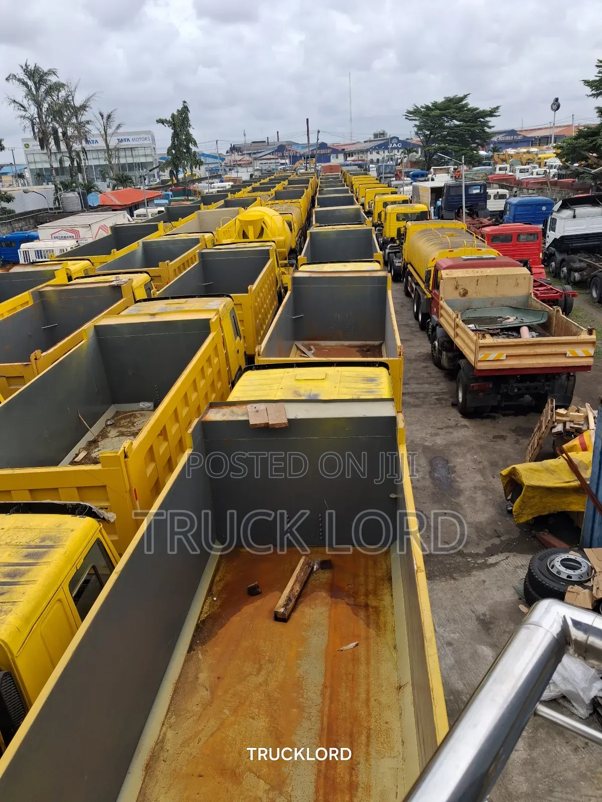 Howo 12 Tires Trucks