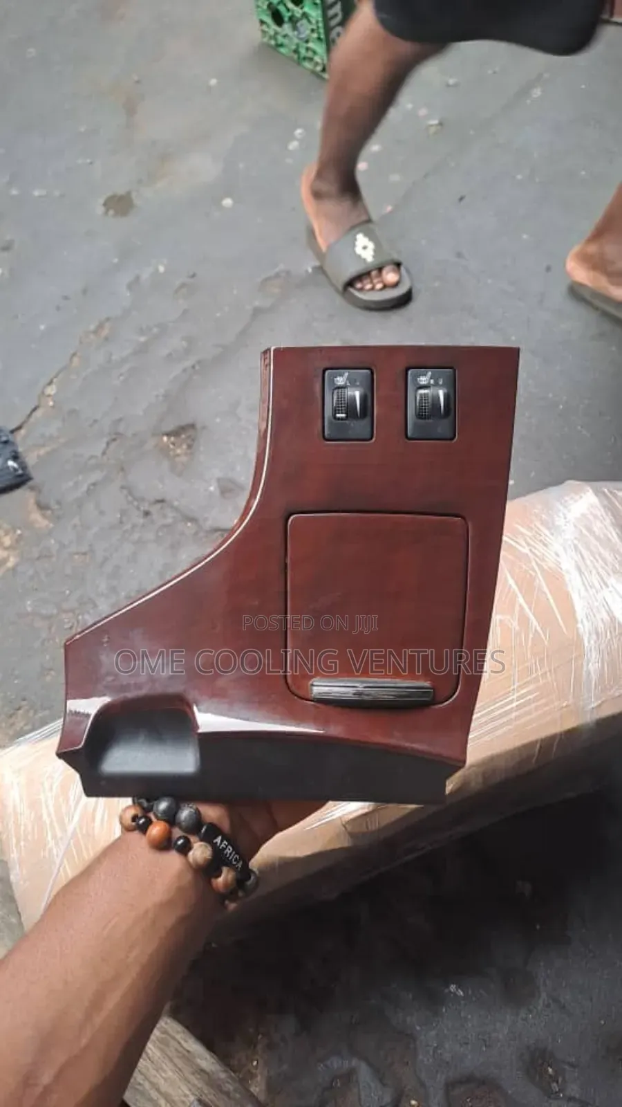 Neat Ash Ray For Toyota Venza Is Available For Sale 💯