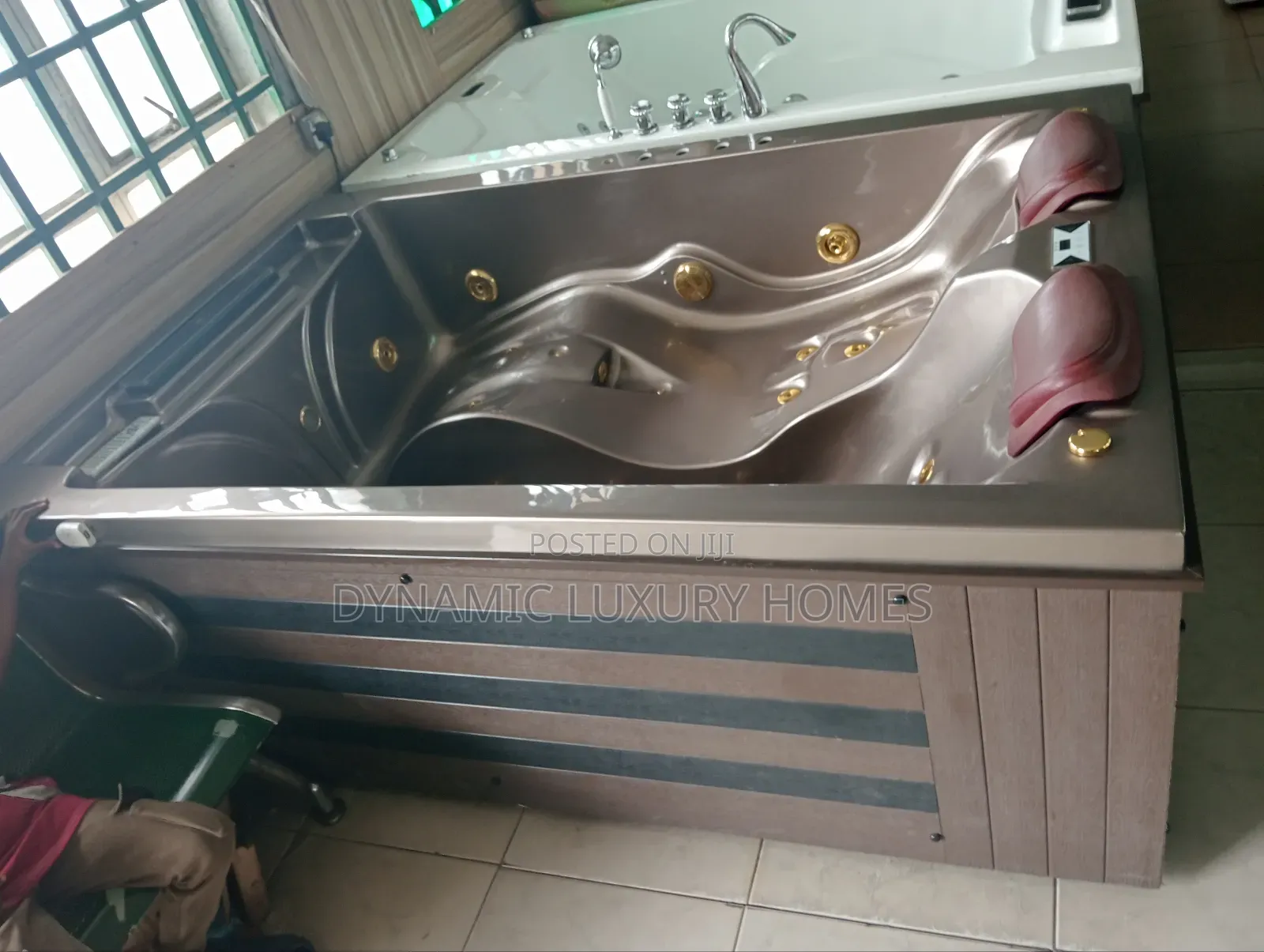 Luxury England Jacuzzi With Television