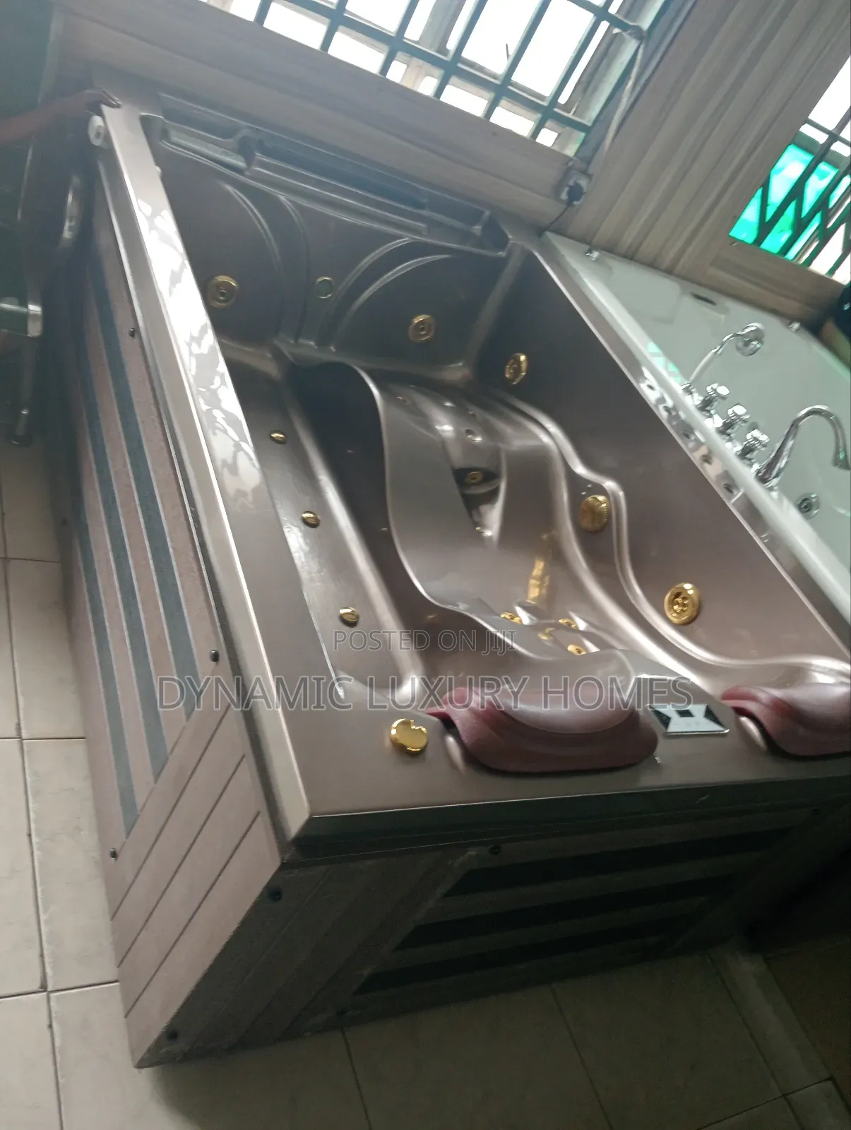 Luxury England Jacuzzi With Television