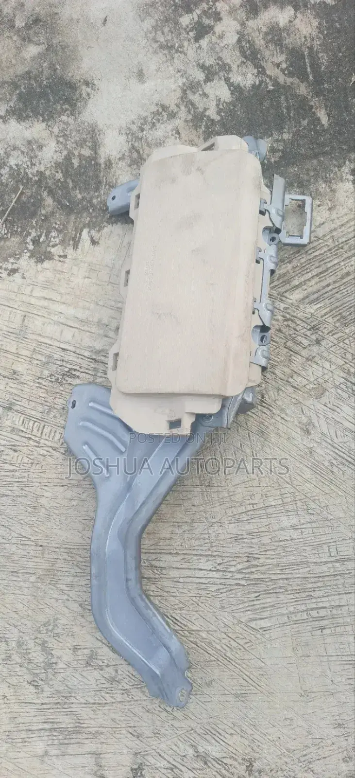 Toyota Venza, Driver Knee Airbag, 2010-2015