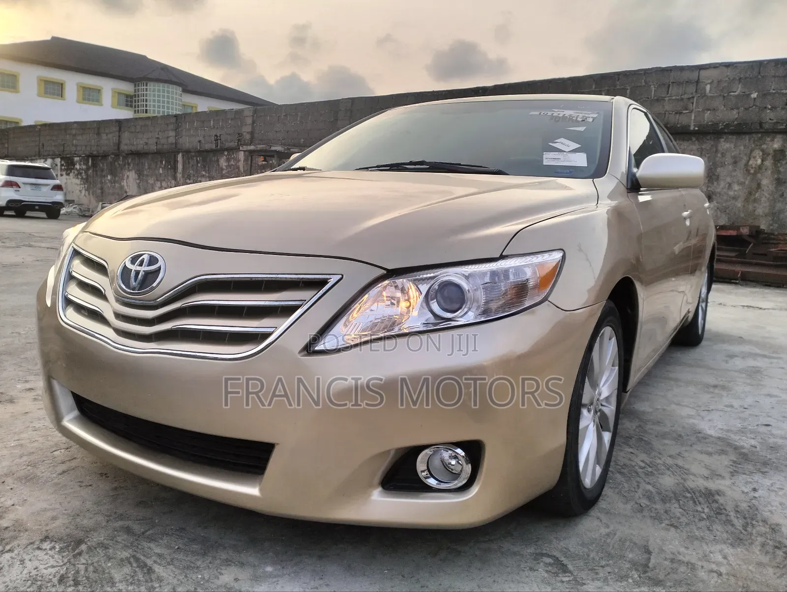 Toyota Camry LE 4dr Sedan (2.5L 4cyl 6AM) 2010 Gold