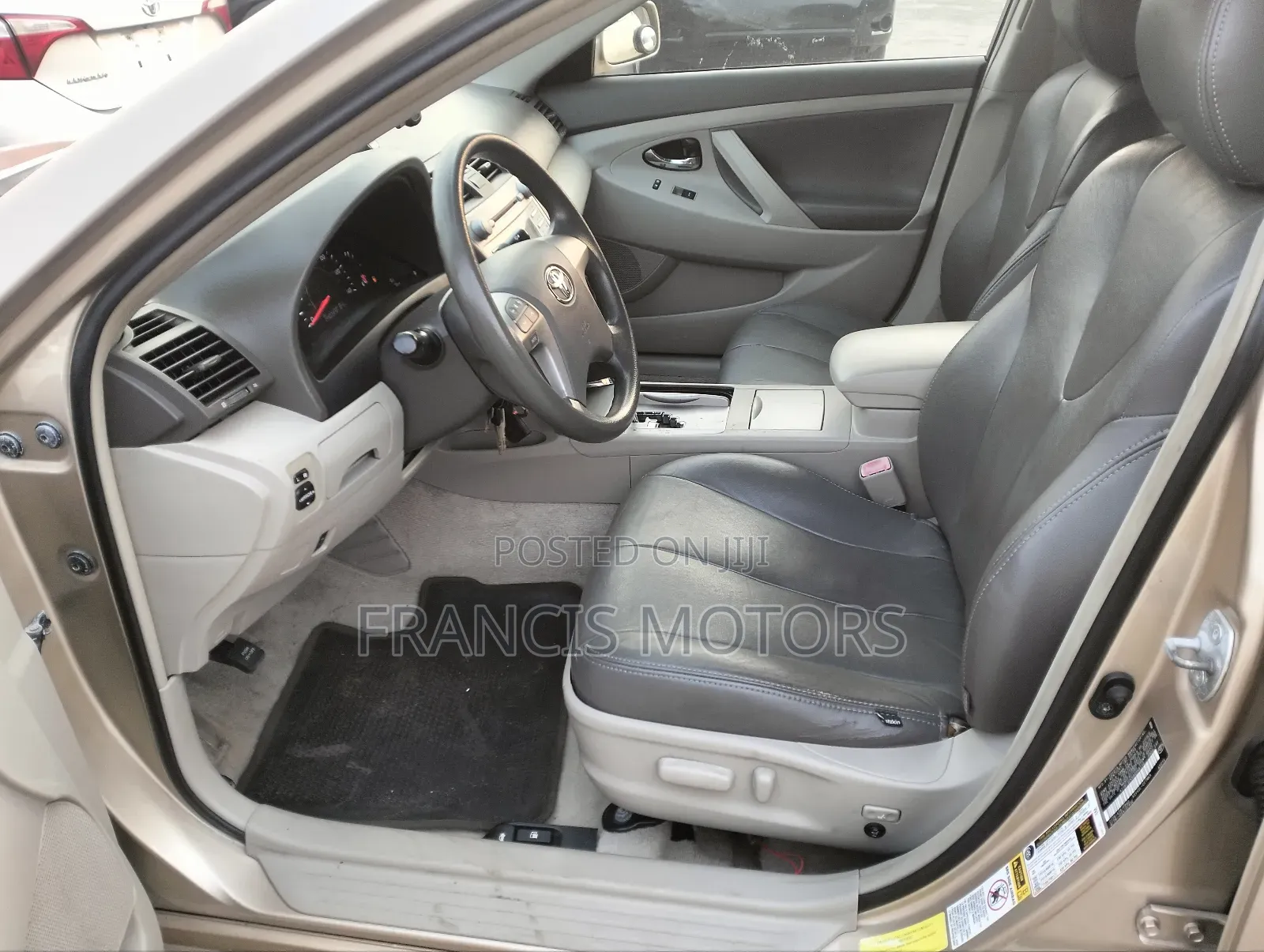 Toyota Camry LE 4dr Sedan (2.5L 4cyl 6AM) 2010 Gold