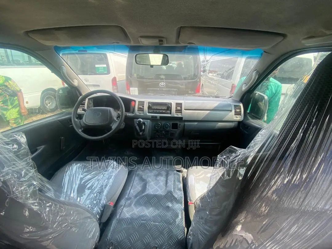 Toyota HiAce 2010 White