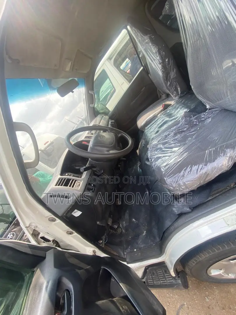 Toyota HiAce 2010 White