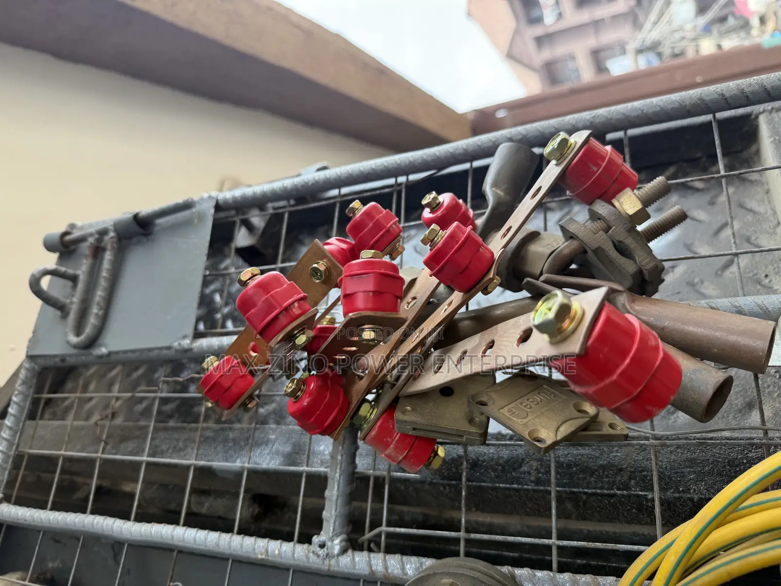 Earth Bar Insulator
