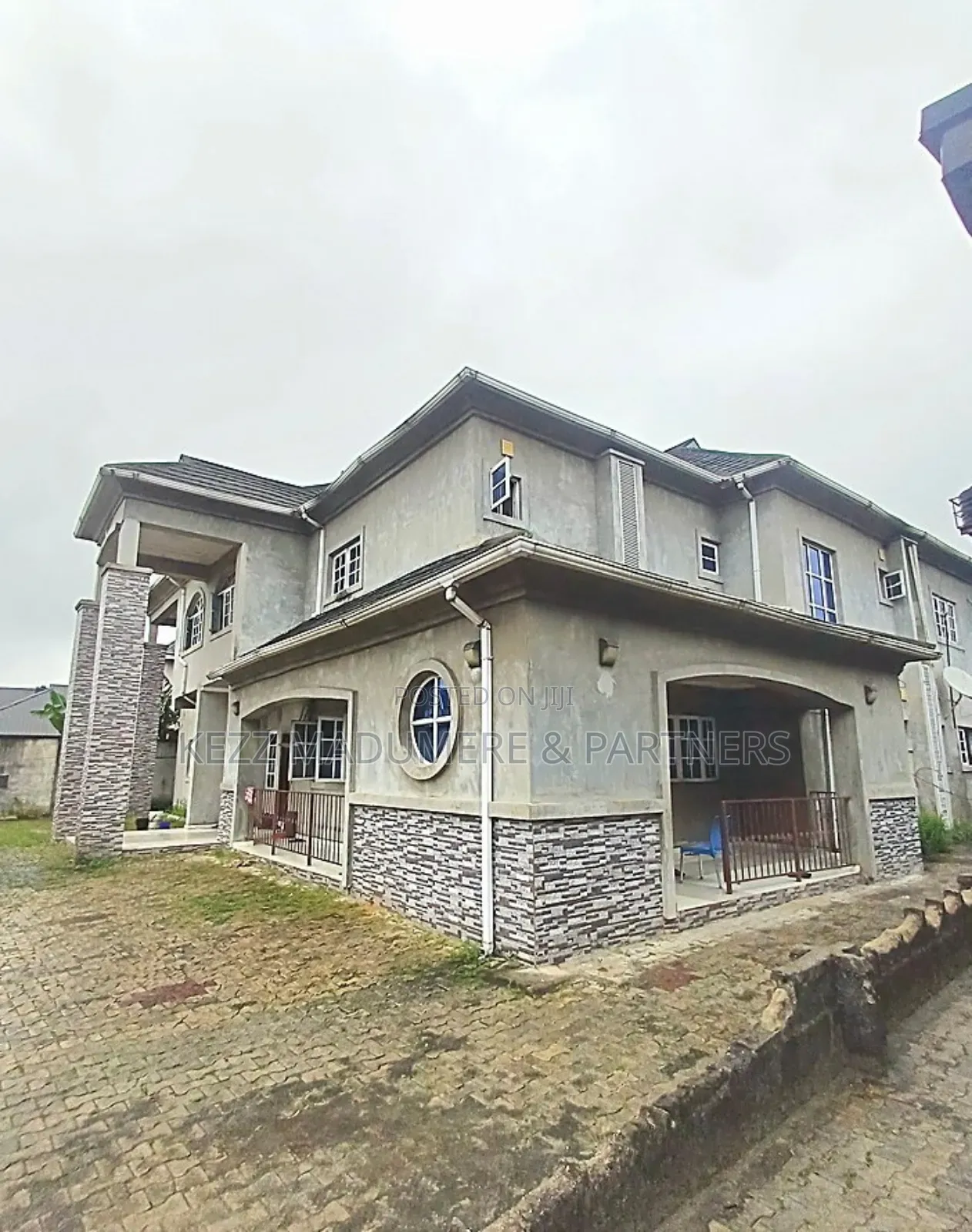 7bdrm Duplex in Inside A Gated for sale