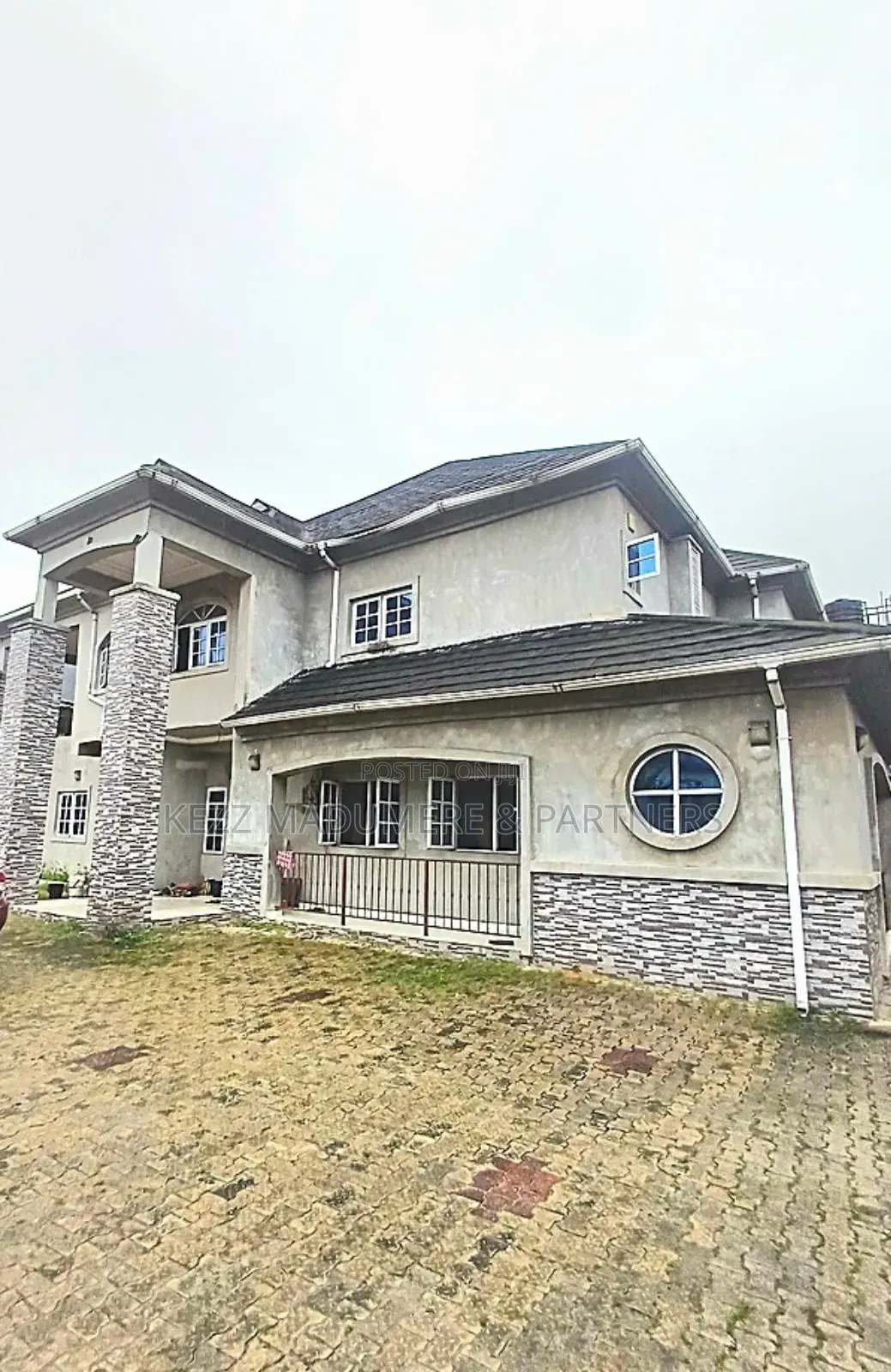 7bdrm Duplex in Inside A Gated for sale