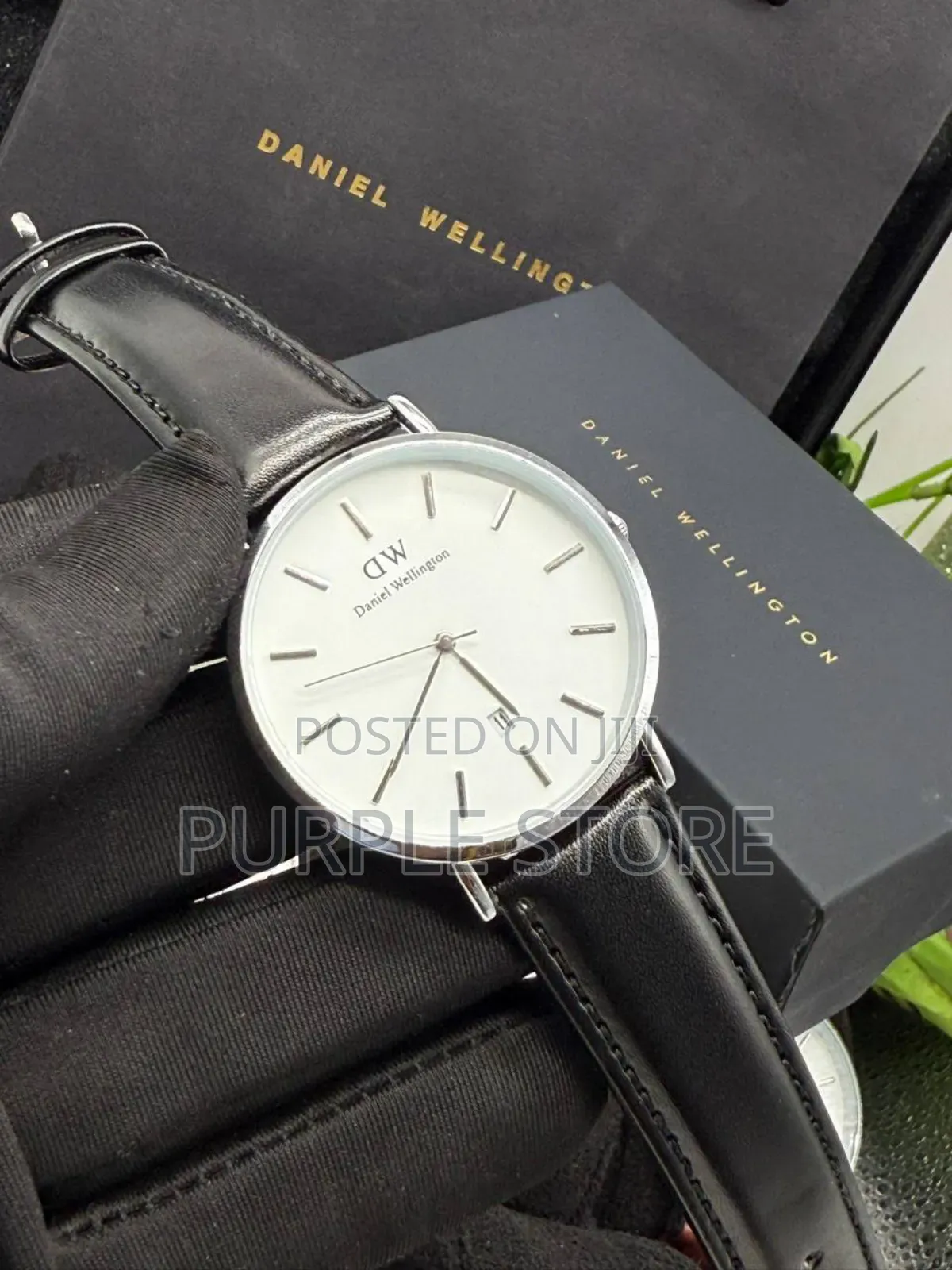 Daniel Wellington Men's Leather Watch With Date