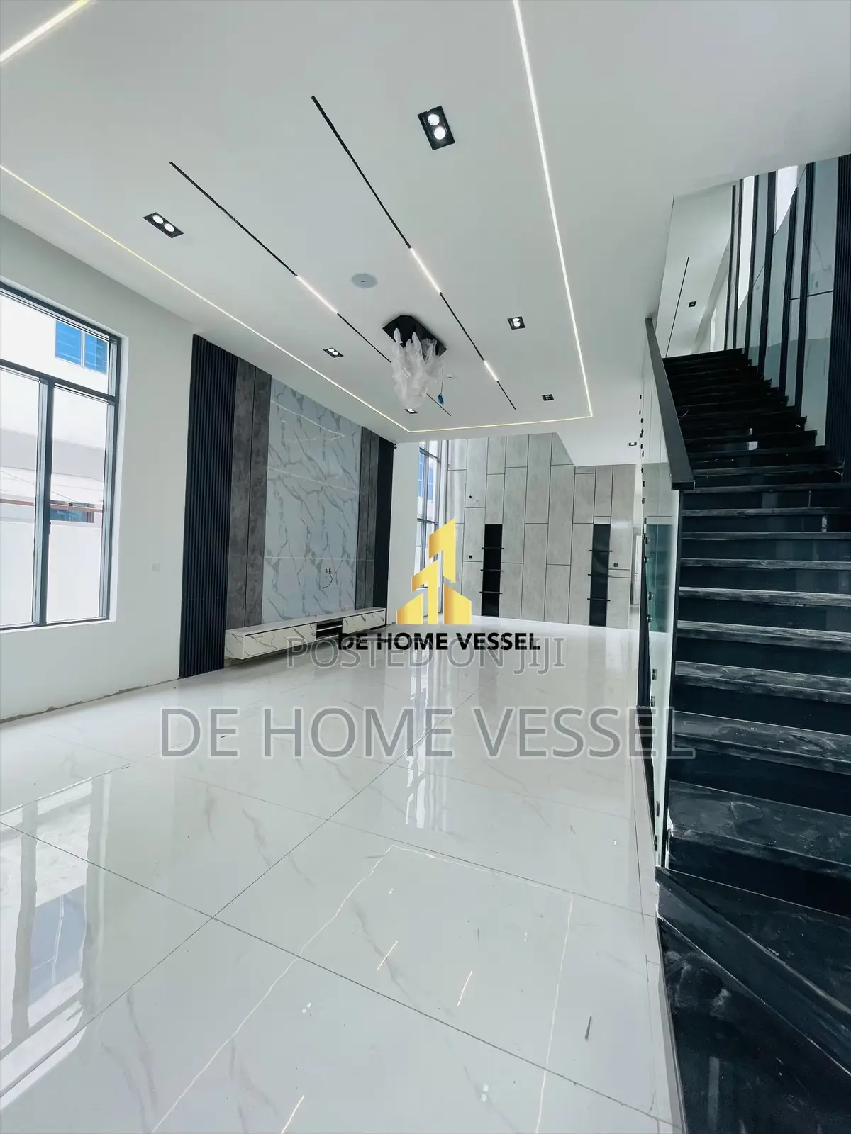 5bdrm Duplex in Chevron for sale