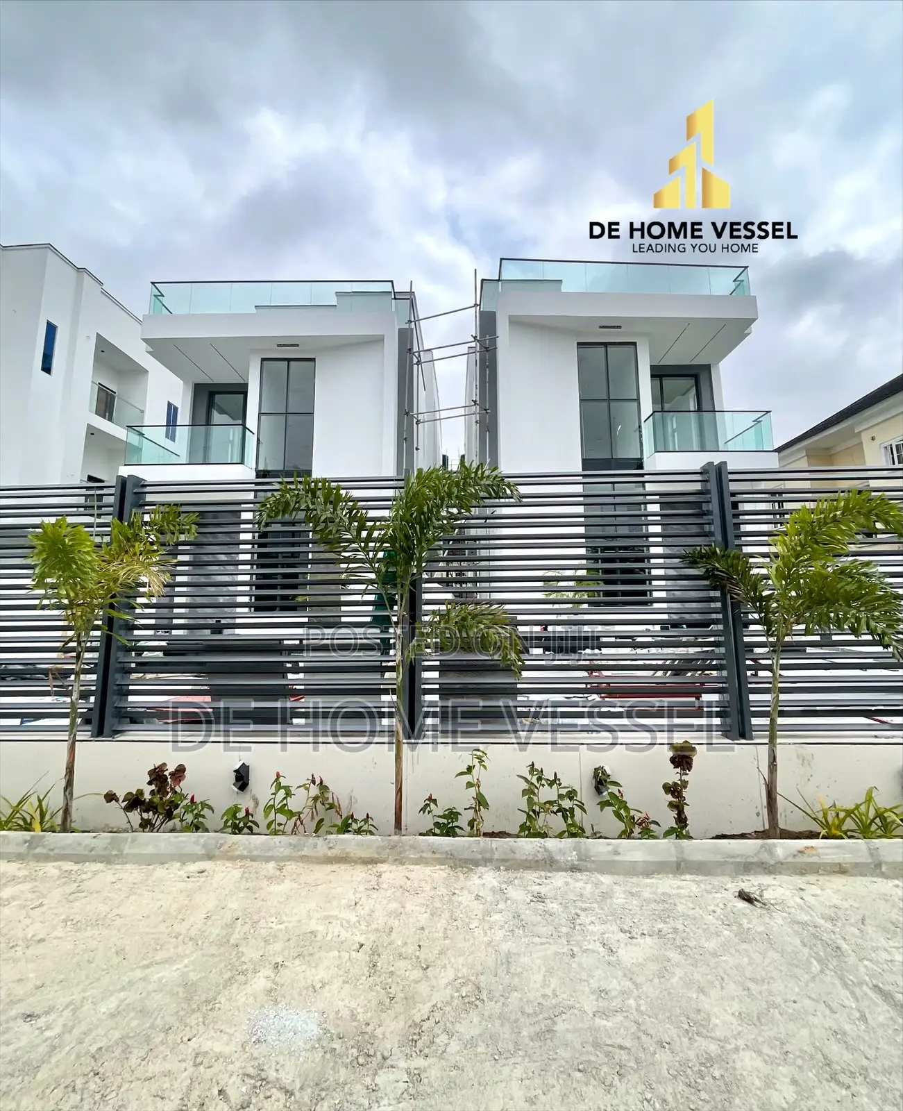 5bdrm Duplex in Chevron for sale