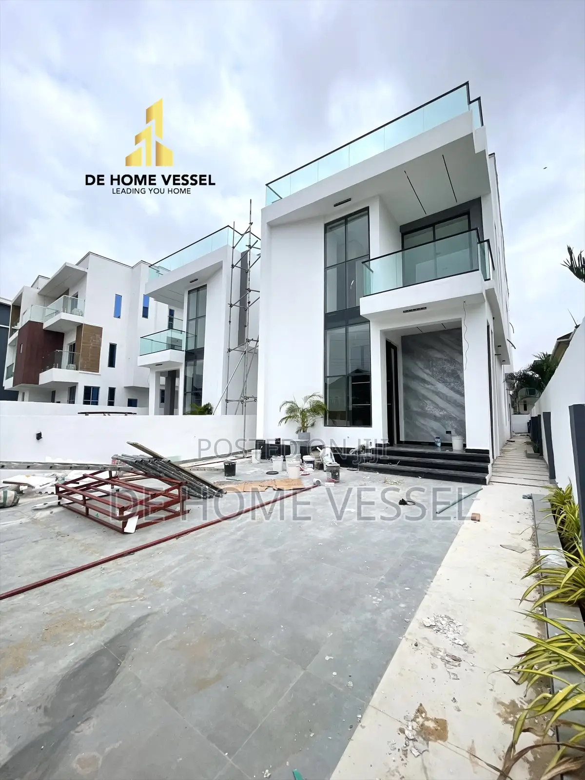 5bdrm Duplex in Chevron for sale