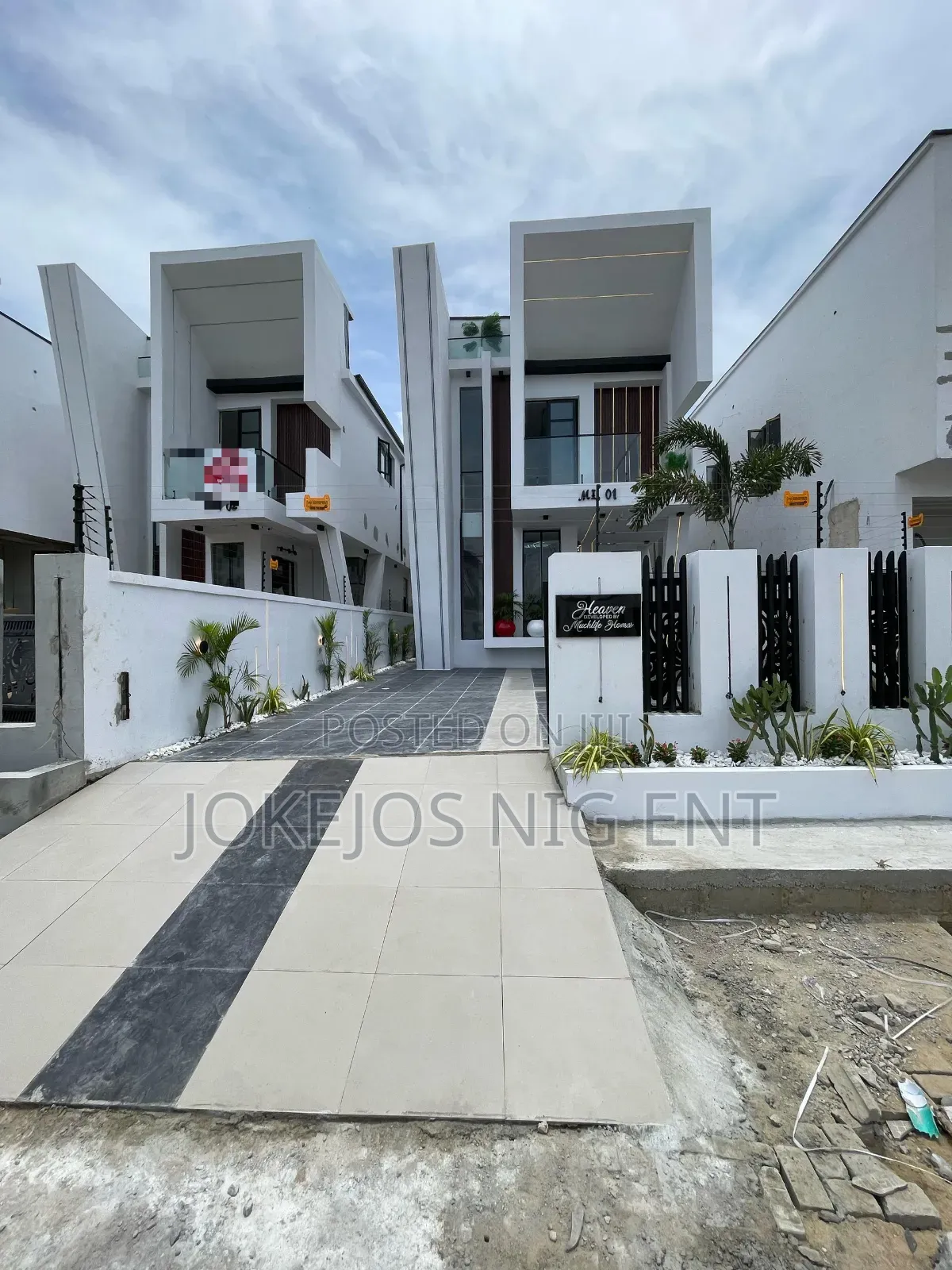 5bdrm Duplex in Ikota for sale