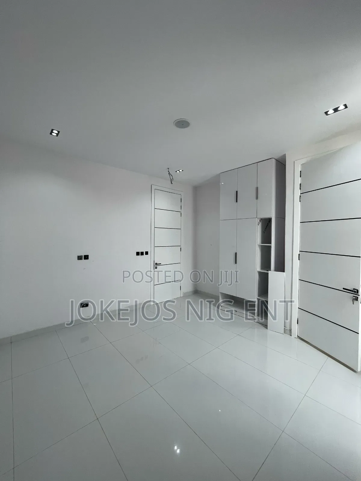 5bdrm Duplex in Ikota for sale