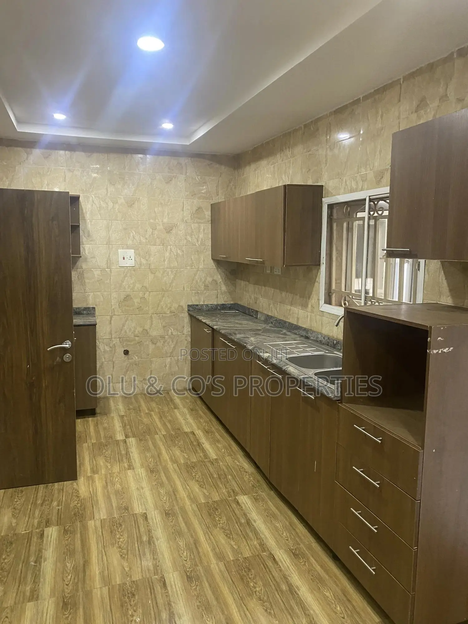 3bdrm Townhouse / Terrace in Mabushi for rent