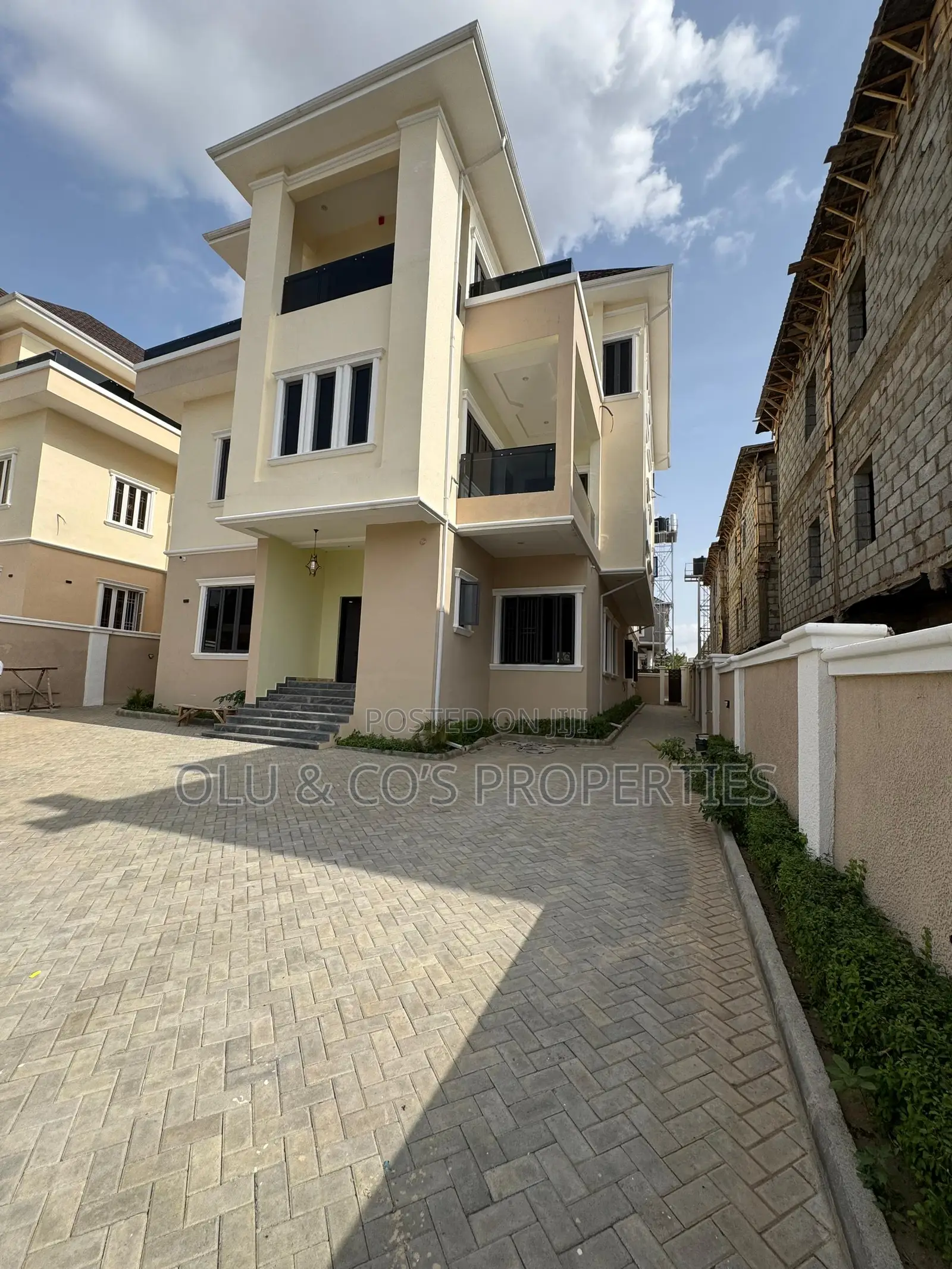 7bdrm Duplex in Guzape for sale