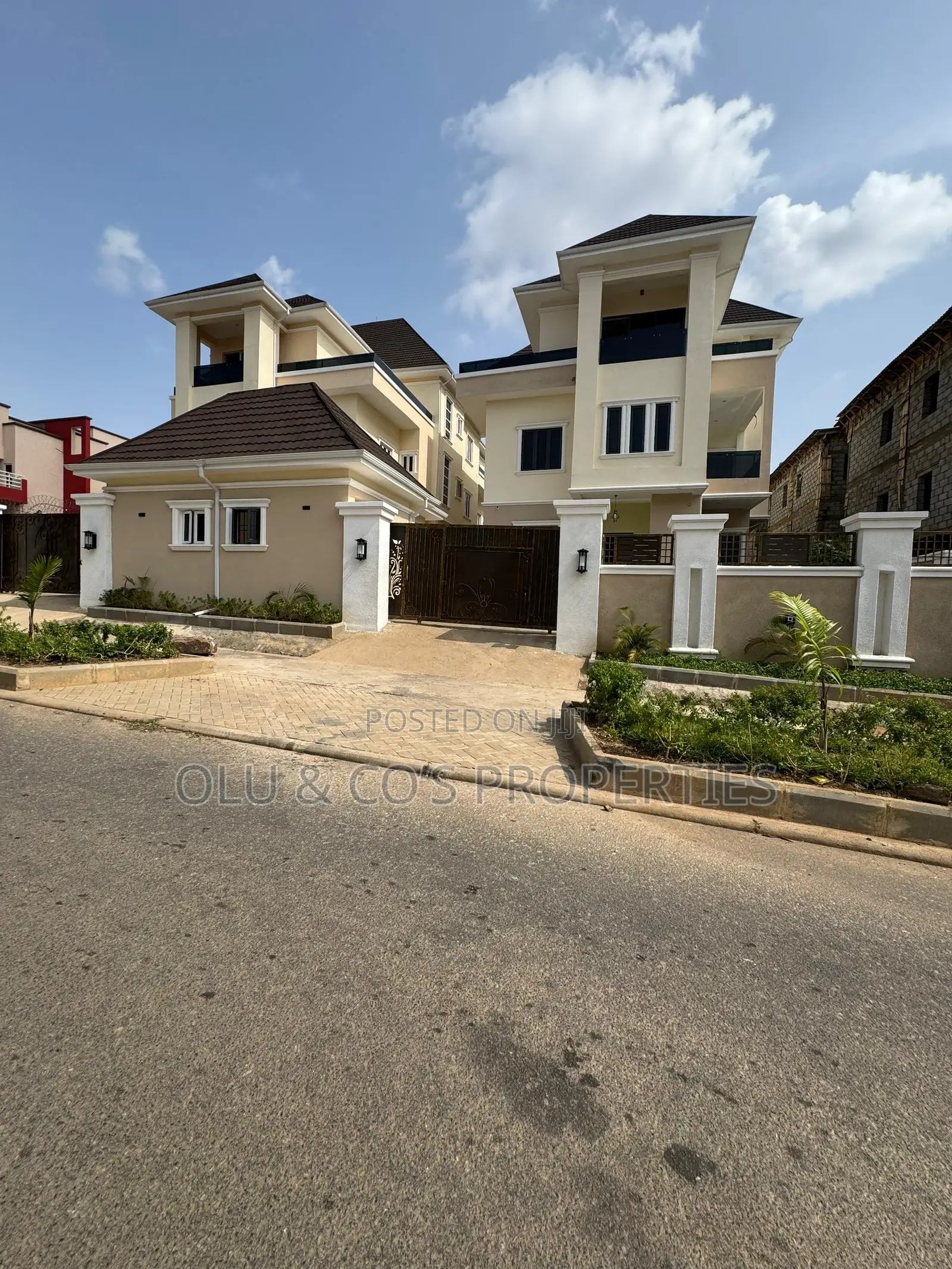 7bdrm Duplex in Guzape for sale