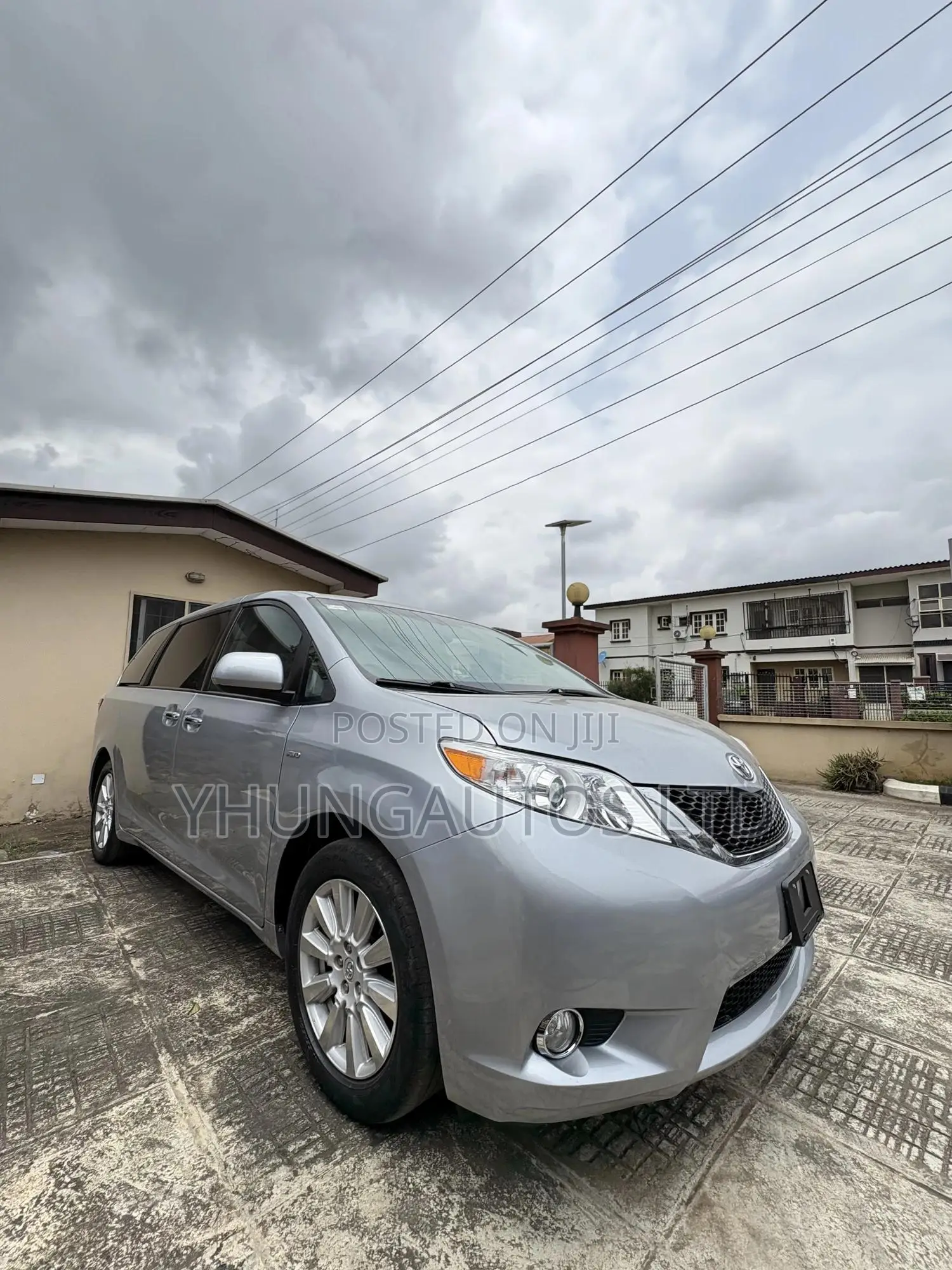 Toyota Sienna XLE Premium 8 Passenger (3.5L 6cyl 8A) 2017 Silver