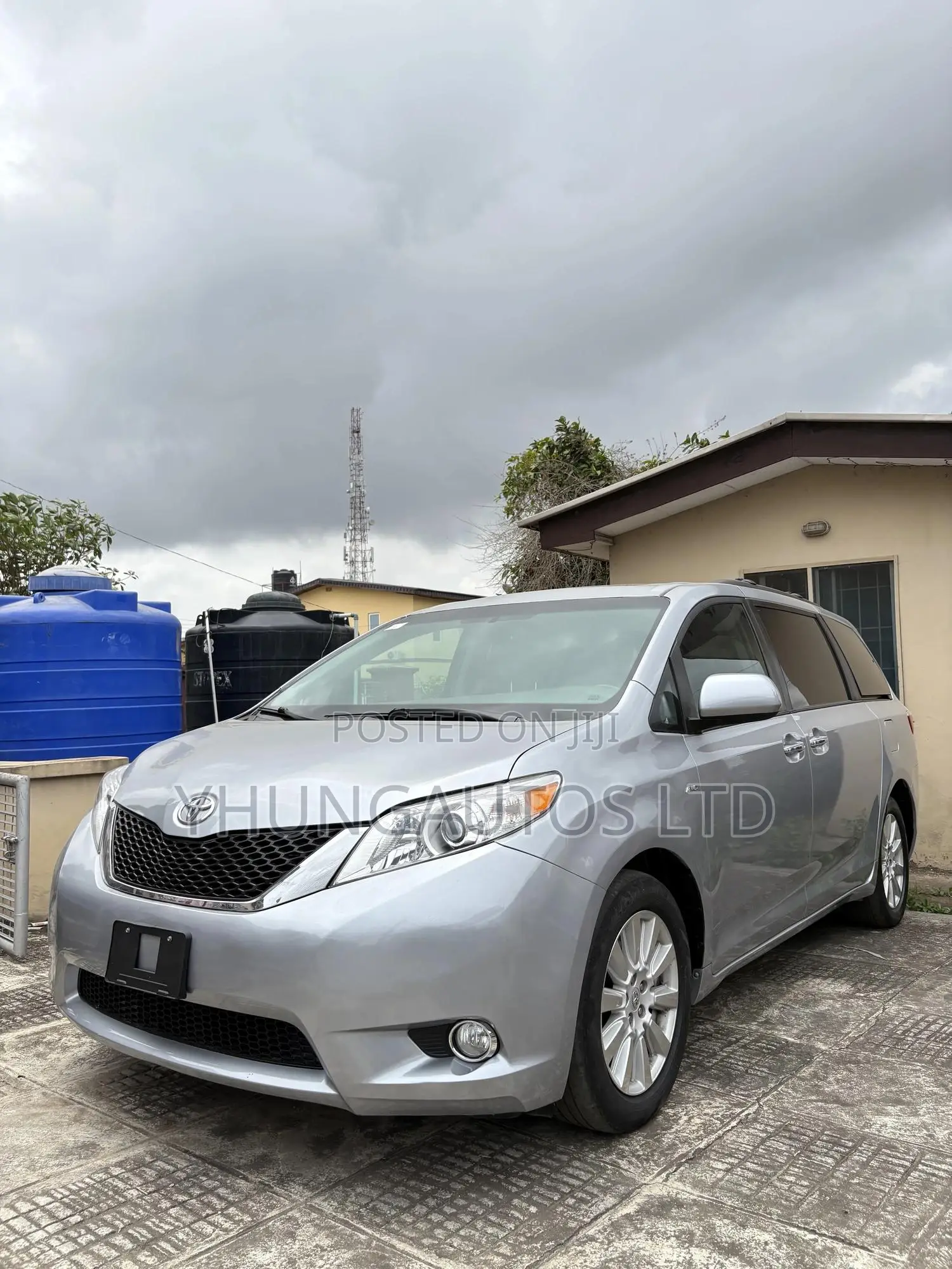 Toyota Sienna XLE Premium 8 Passenger (3.5L 6cyl 8A) 2017 Silver