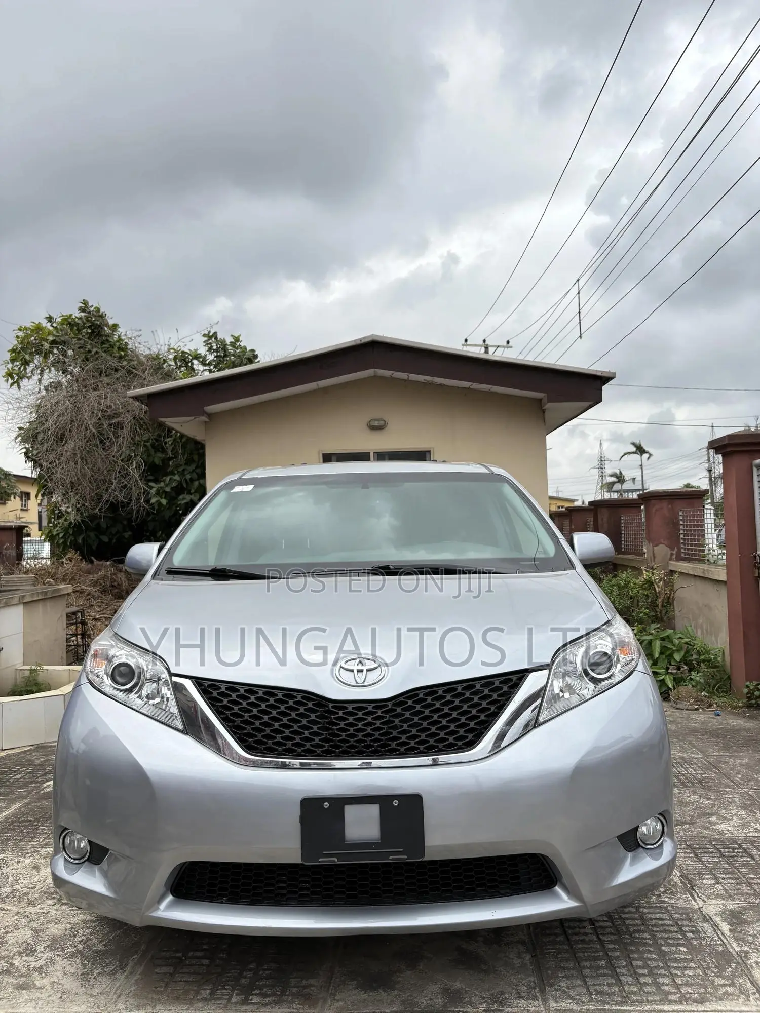 Toyota Sienna XLE Premium 8 Passenger (3.5L 6cyl 8A) 2017 Silver